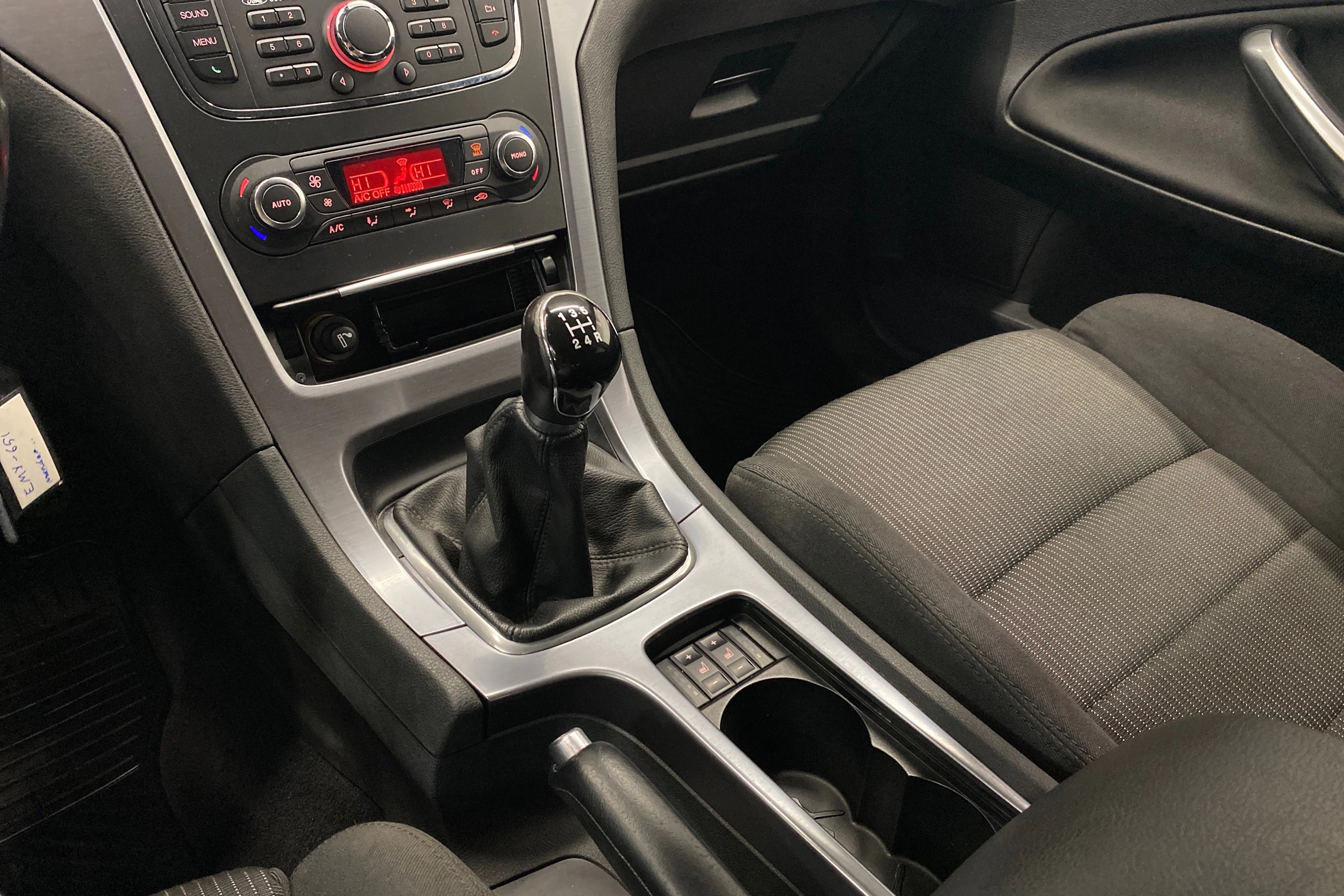 ruskea (beige) Ford Mondeo 2011 kuva 16.