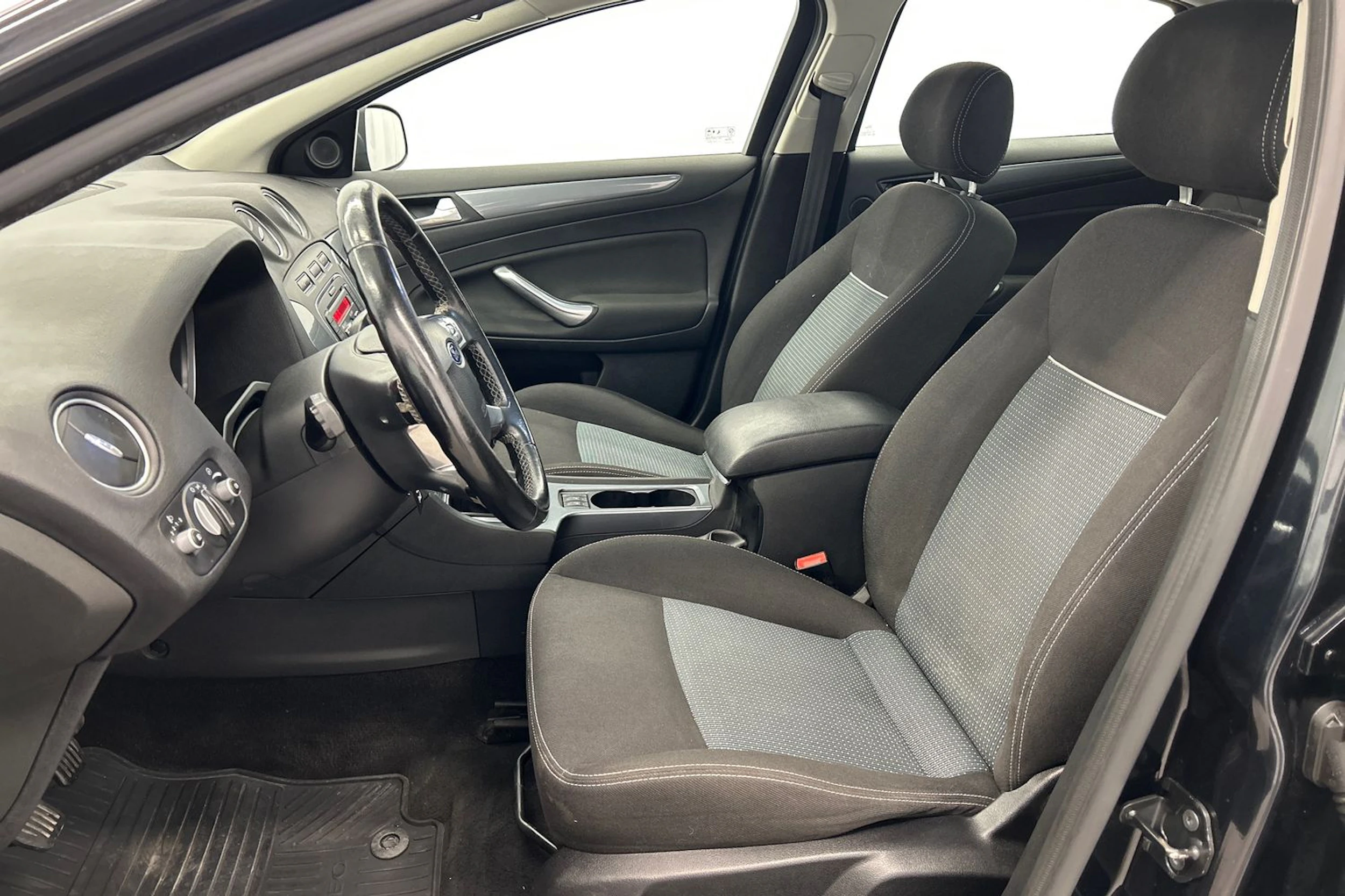 musta Ford Mondeo 2011 kuva 11.