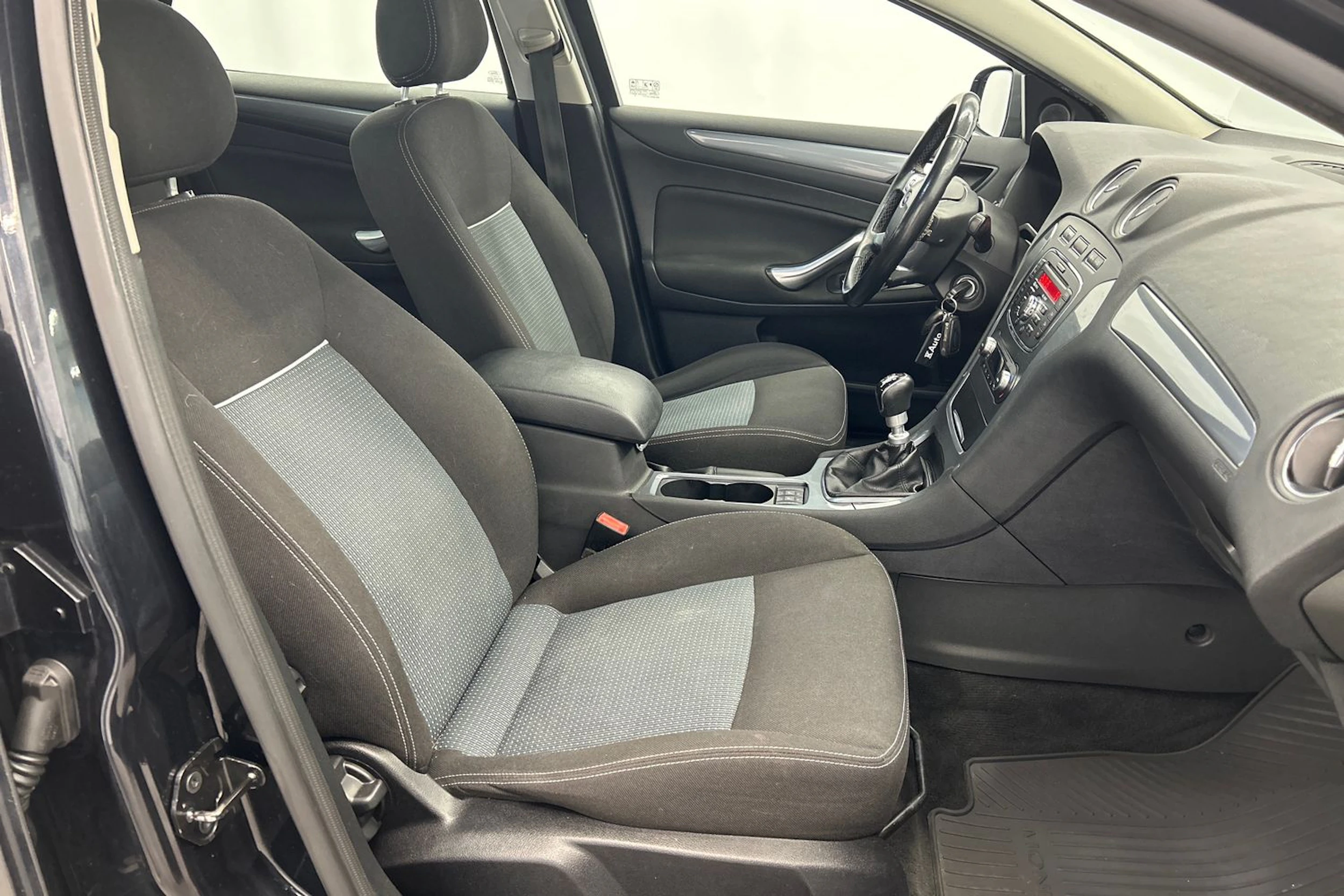musta Ford Mondeo 2011 kuva 20.