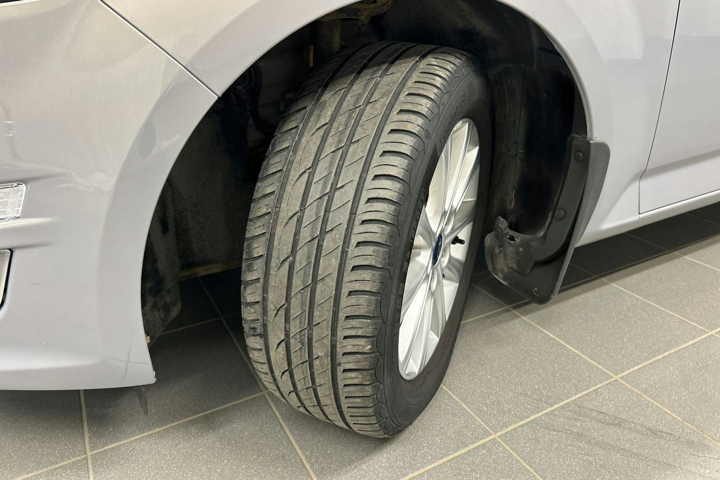 harmaa Ford Mondeo 2011 kuva 13.