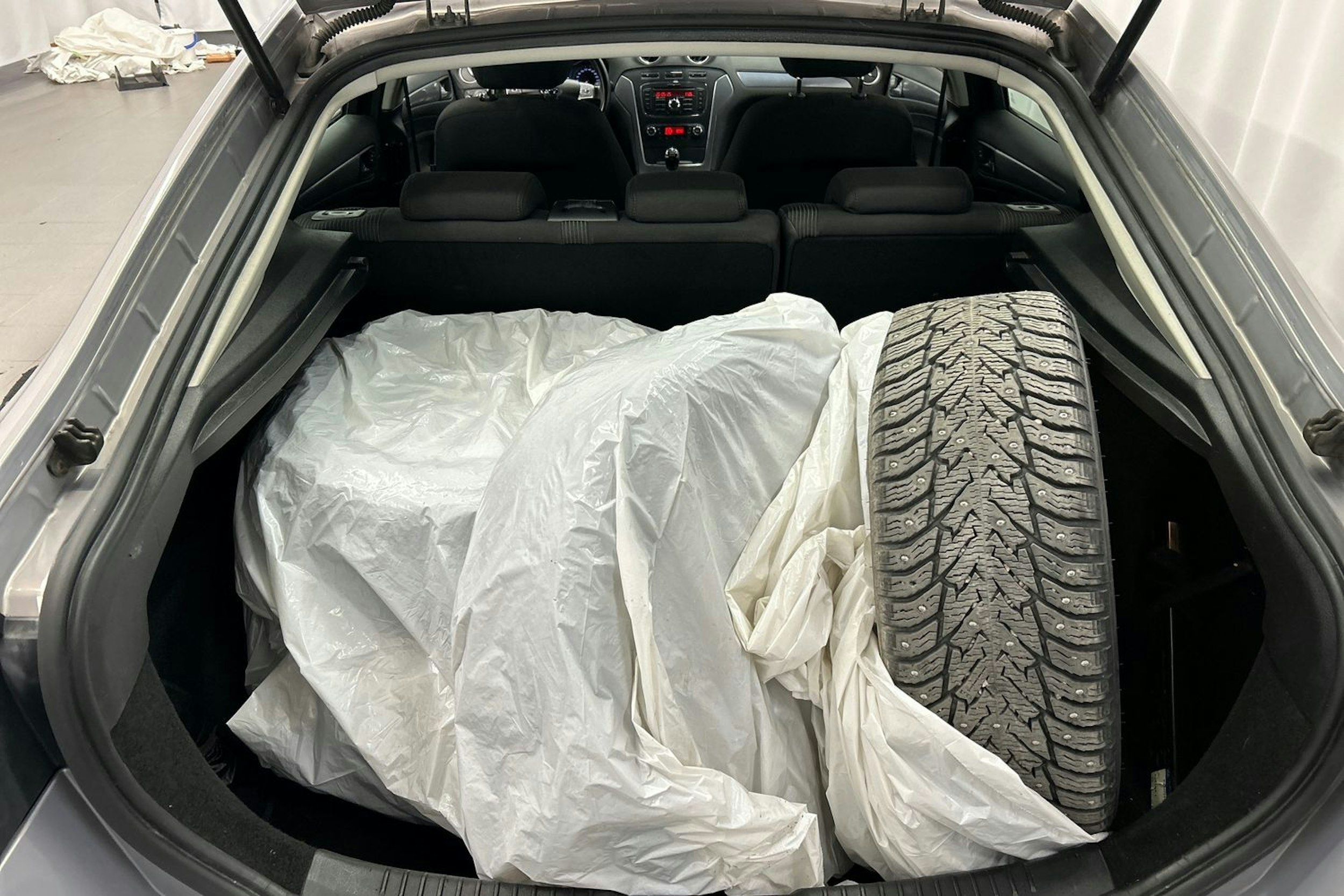 harmaa Ford Mondeo 2011 kuva 14.