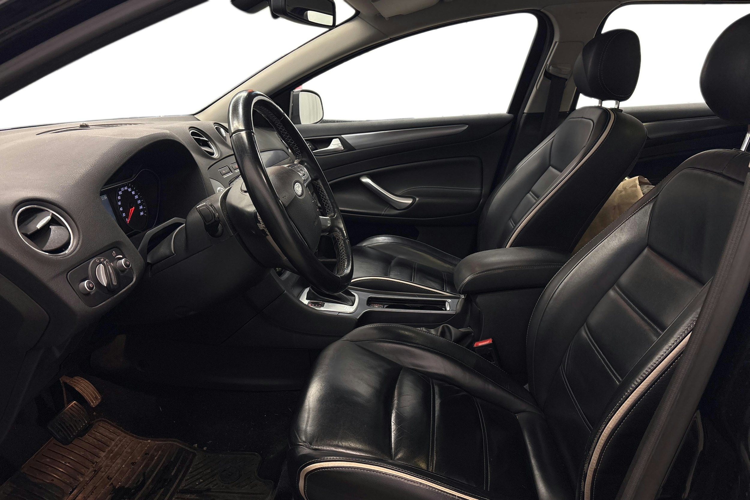 musta Ford Mondeo 2012 kuva 8.