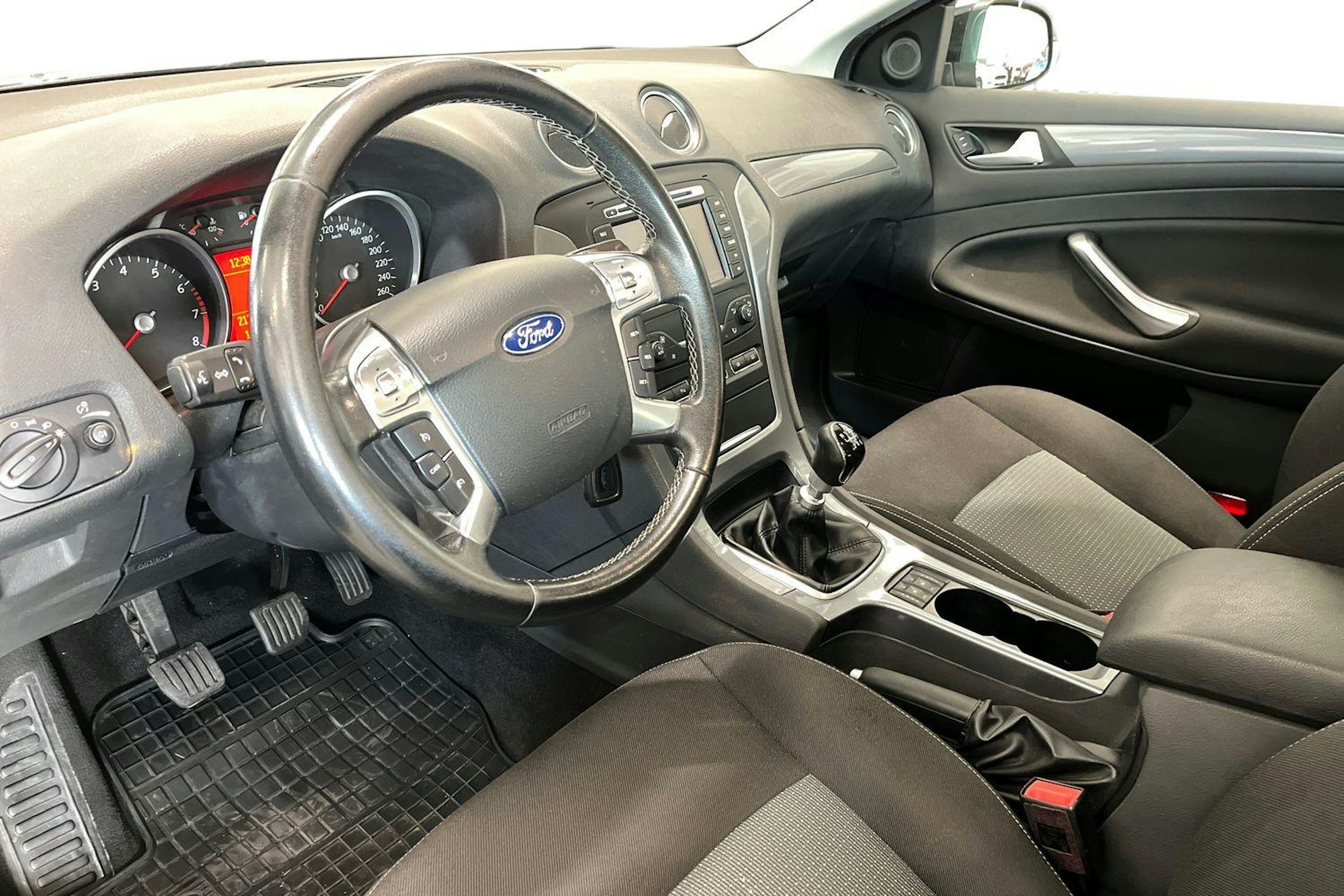 musta Ford Mondeo 2013 kuva 7.