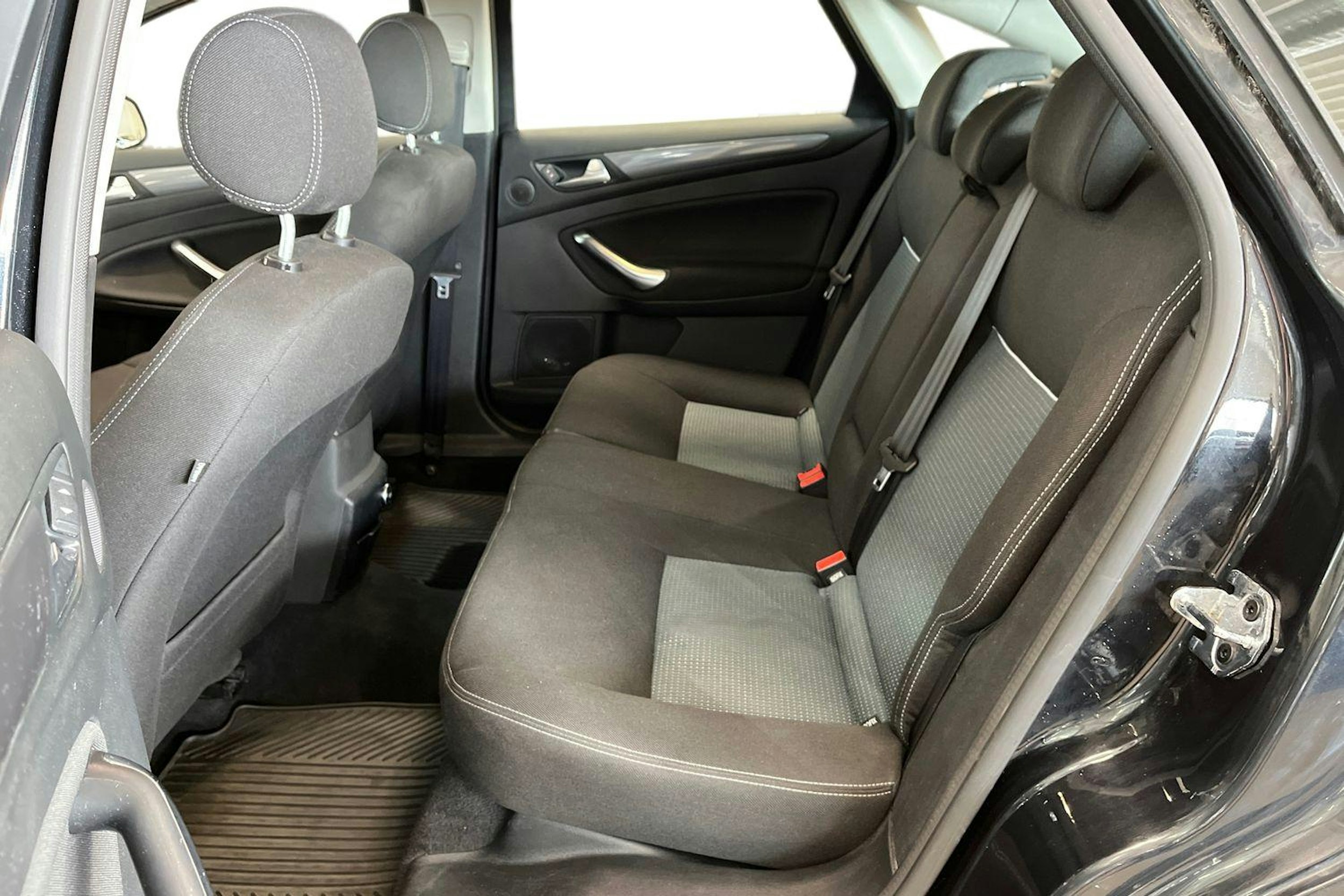 musta Ford Mondeo 2013 kuva 10.
