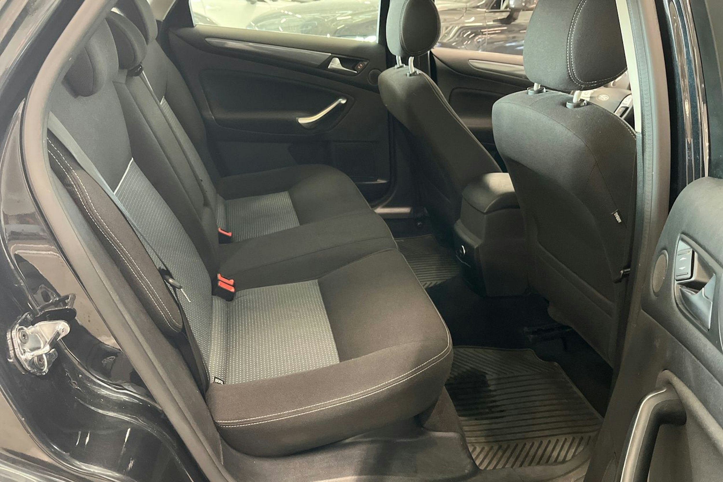 musta Ford Mondeo 2013 kuva 16.