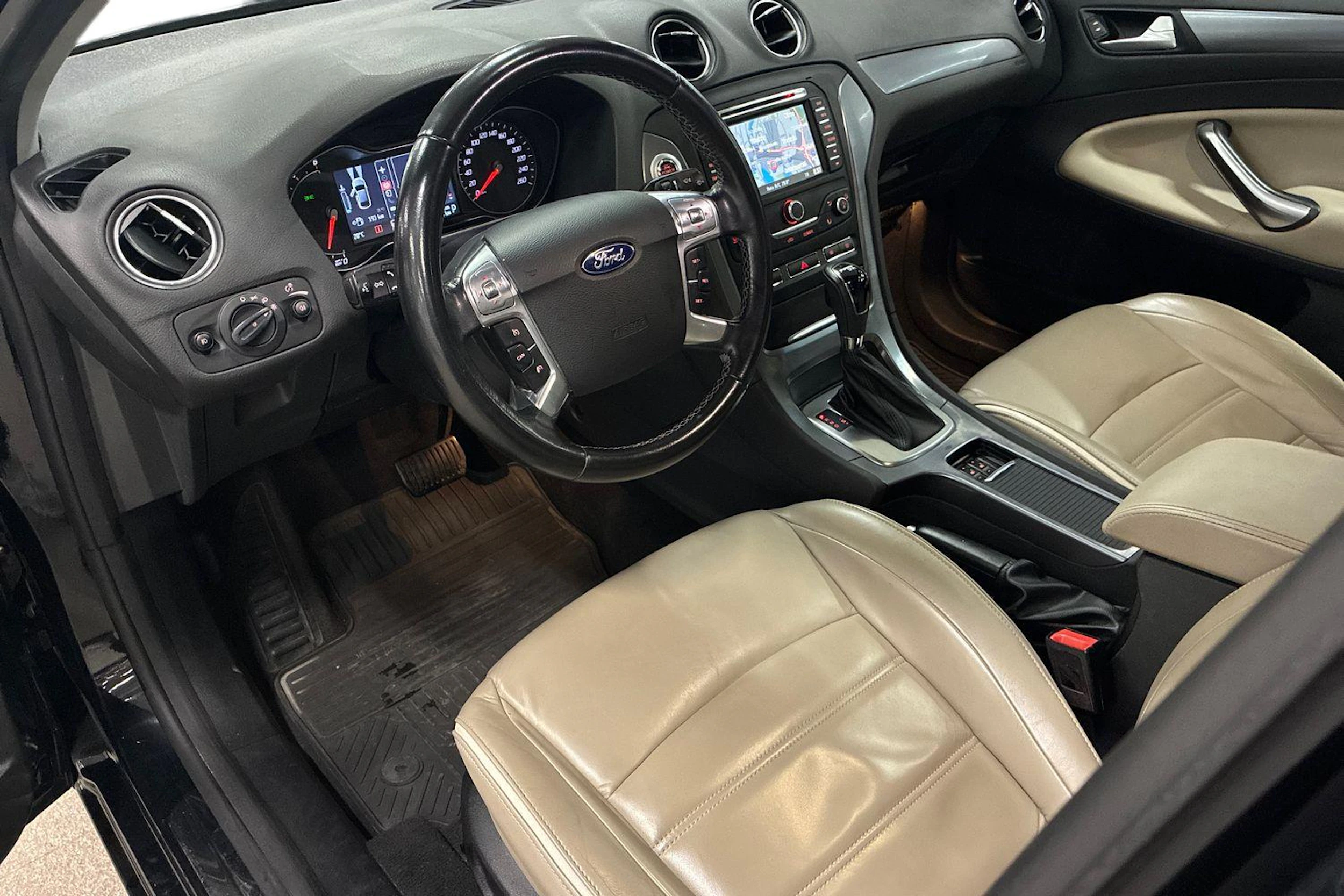 musta Ford Mondeo 2014 kuva 6.