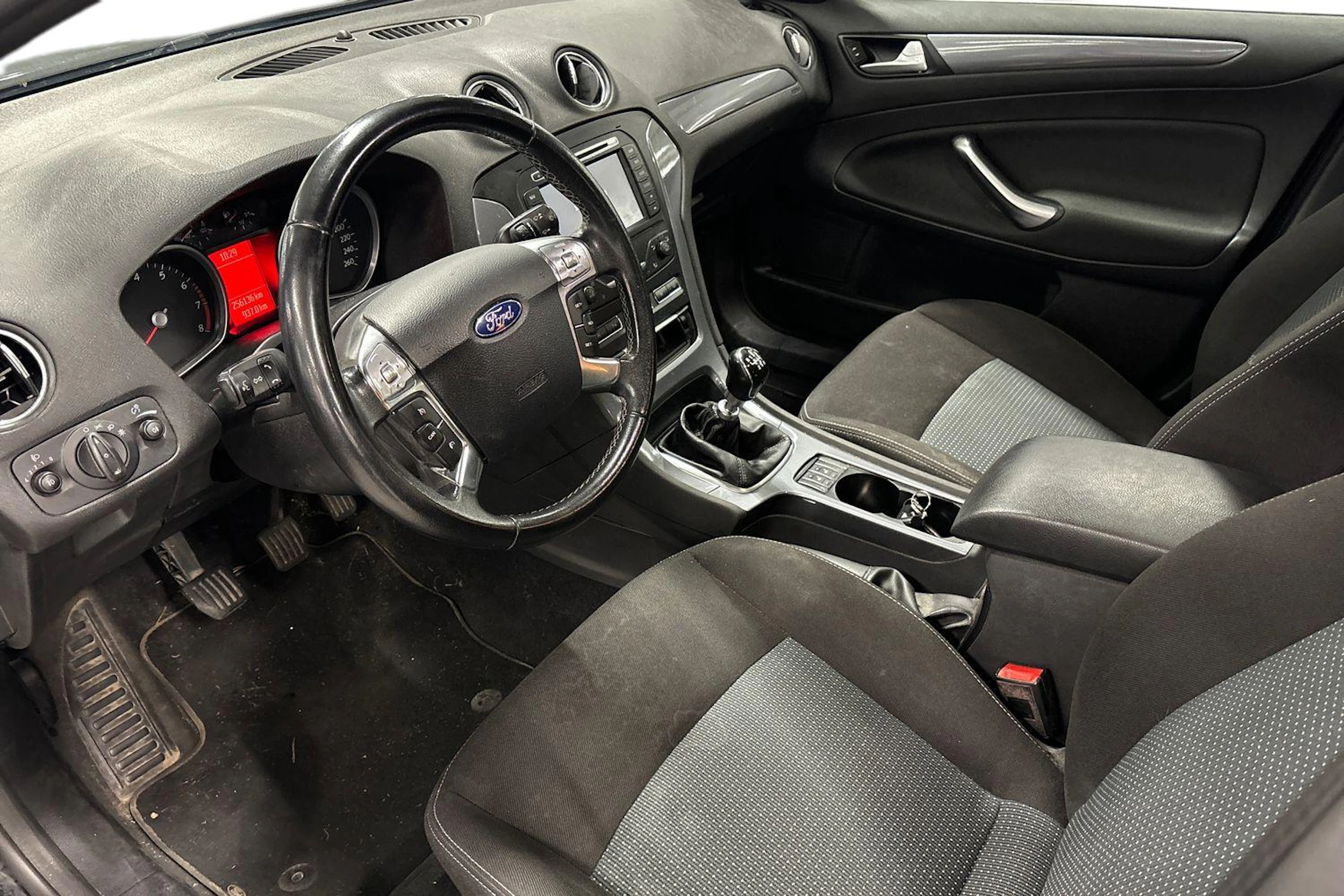 musta Ford Mondeo 2014 kuva 3.