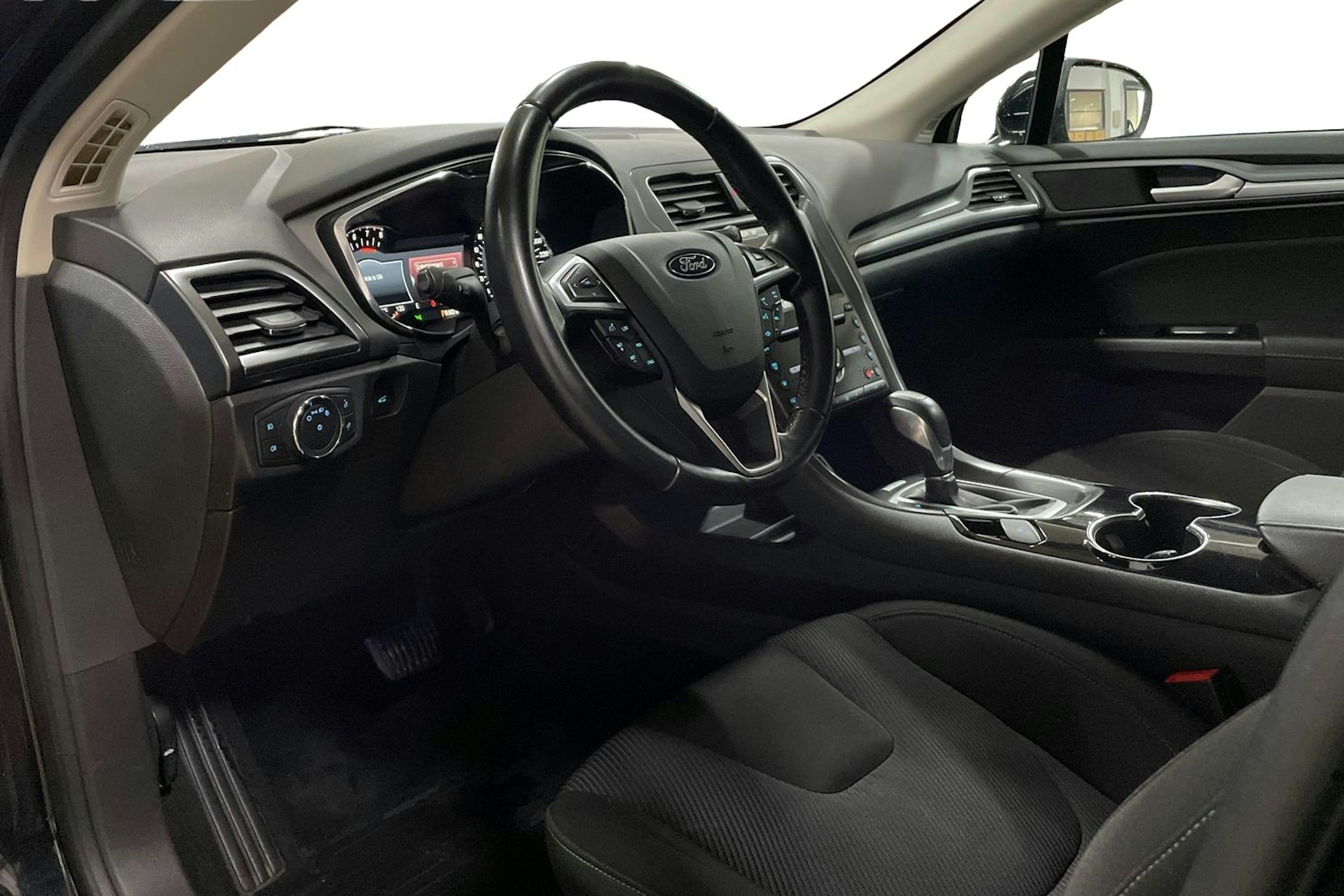 musta Ford Mondeo 2015 kuva 7.