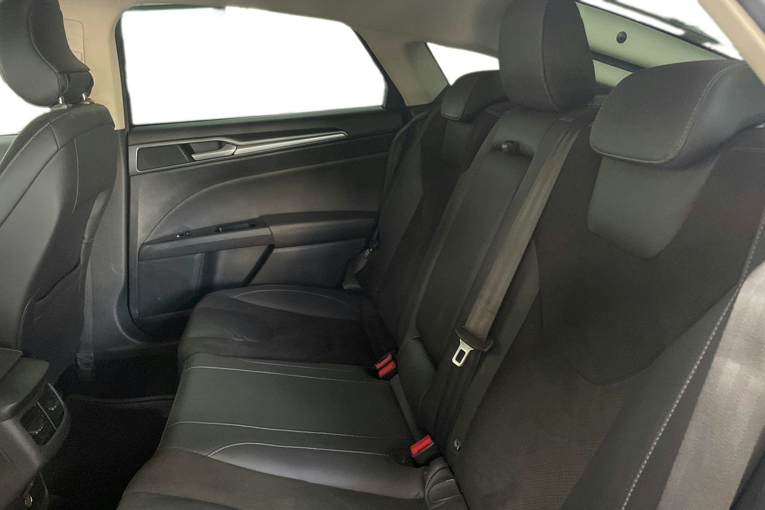 sininen Ford Mondeo 2015 kuva 10.