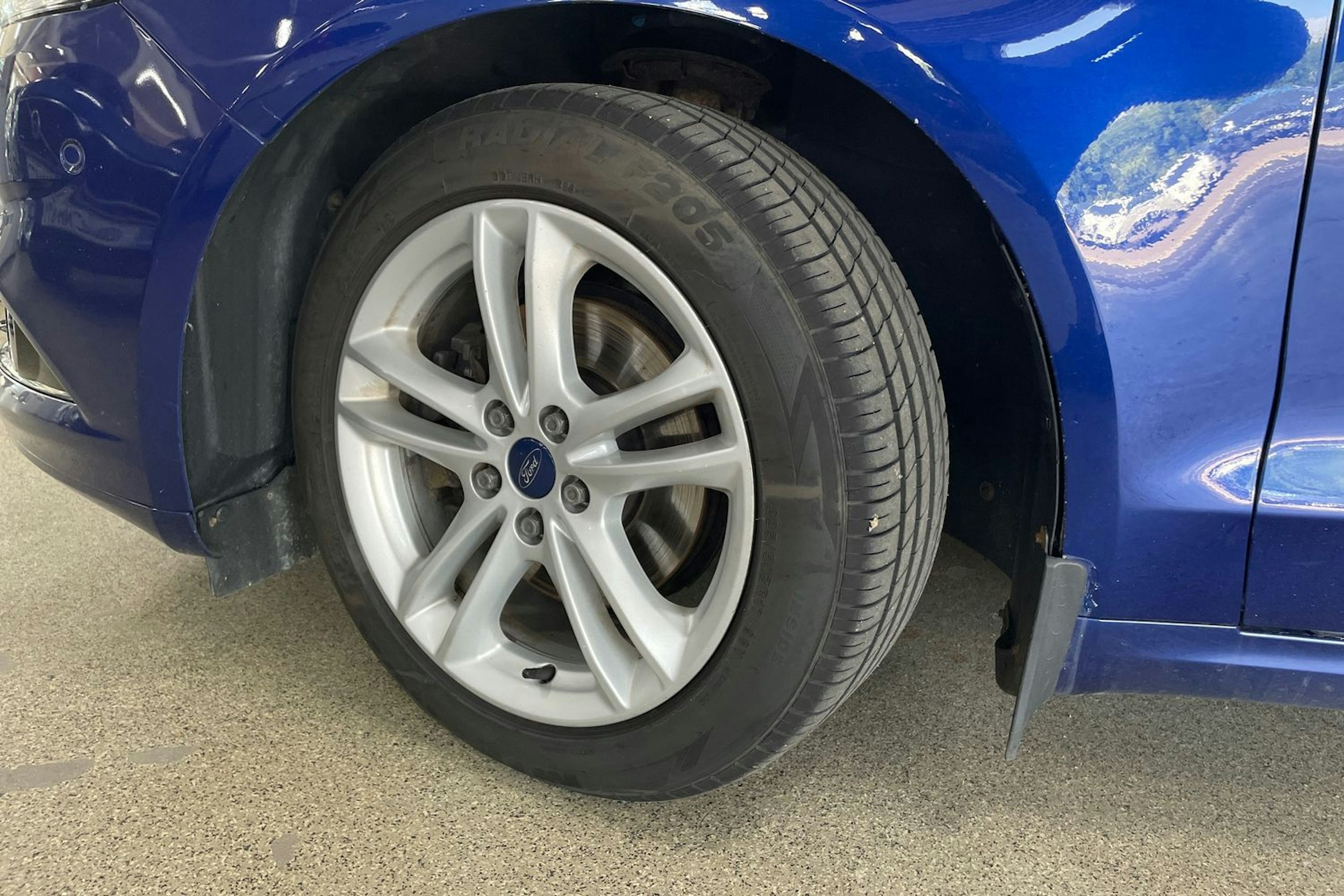 sininen Ford Mondeo 2015 kuva 13.