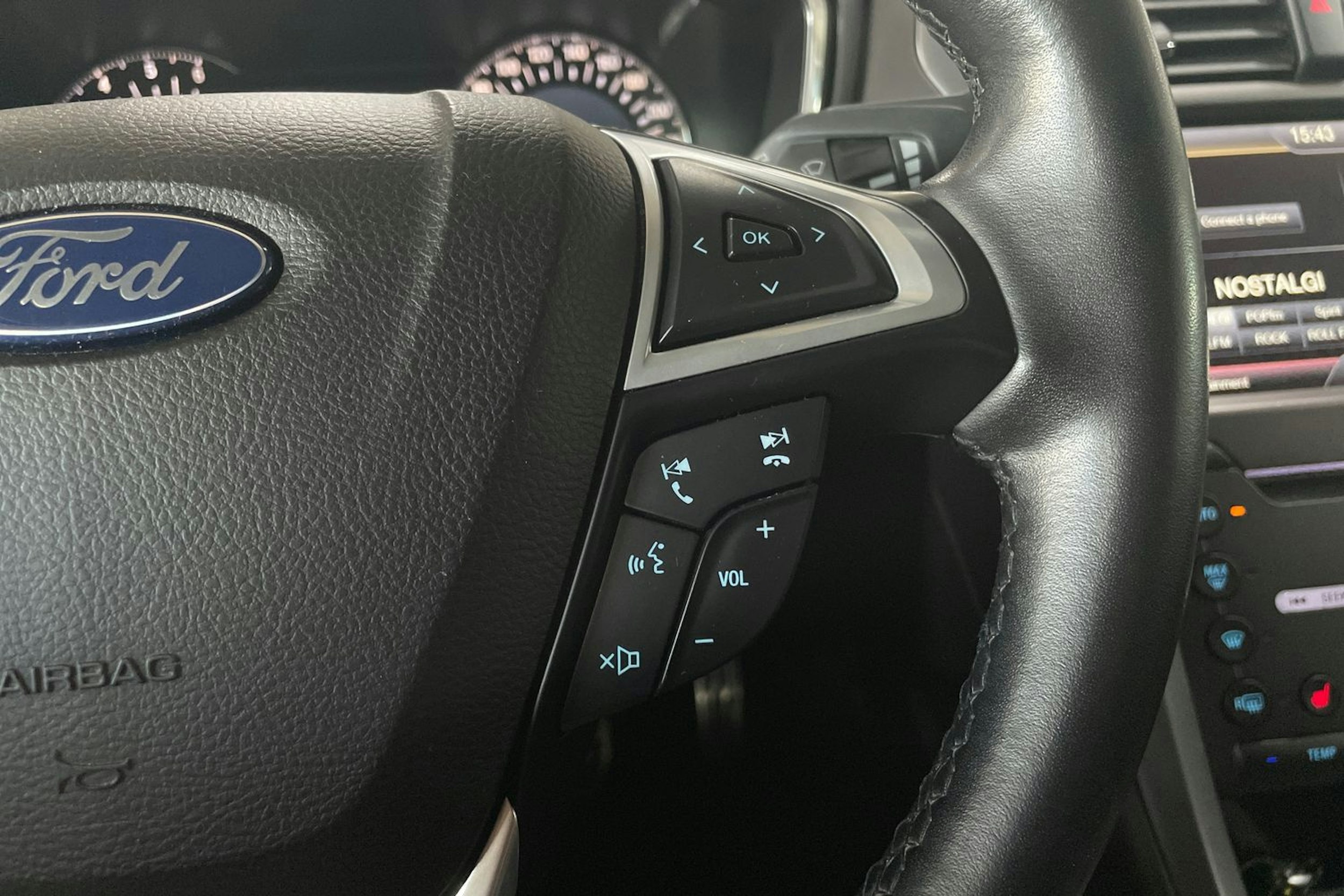 sininen Ford Mondeo 2015 kuva 16.