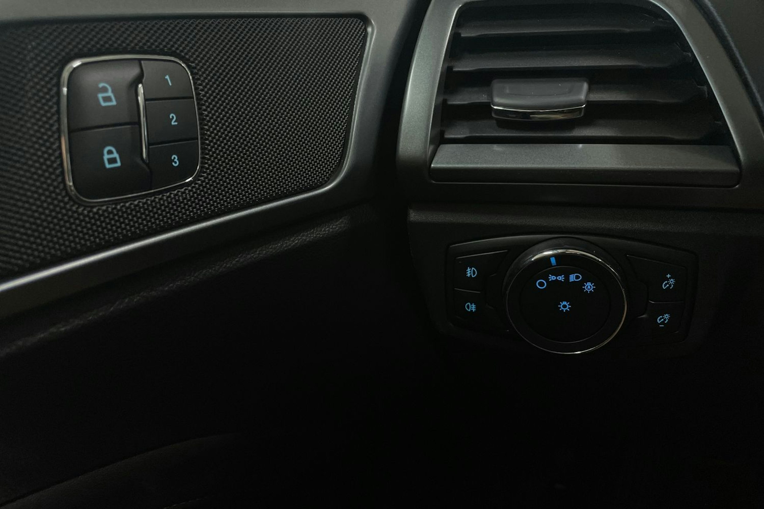 sininen Ford Mondeo 2015 kuva 17.