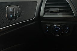 sininen Ford Mondeo 2015 kuva 17.