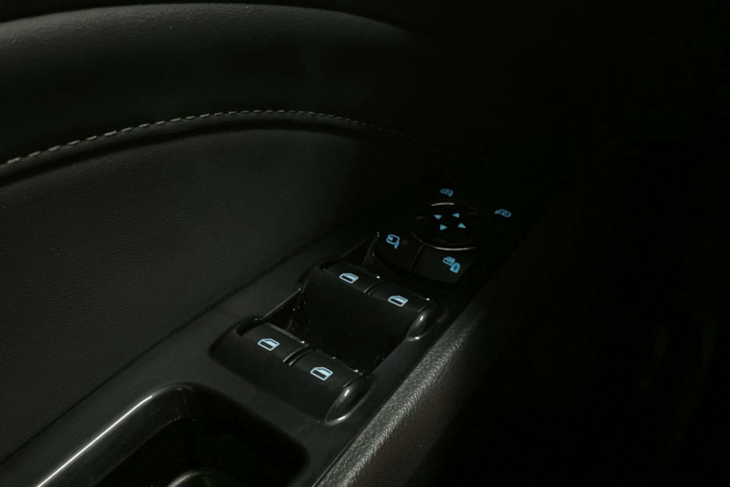 sininen Ford Mondeo 2015 kuva 18.