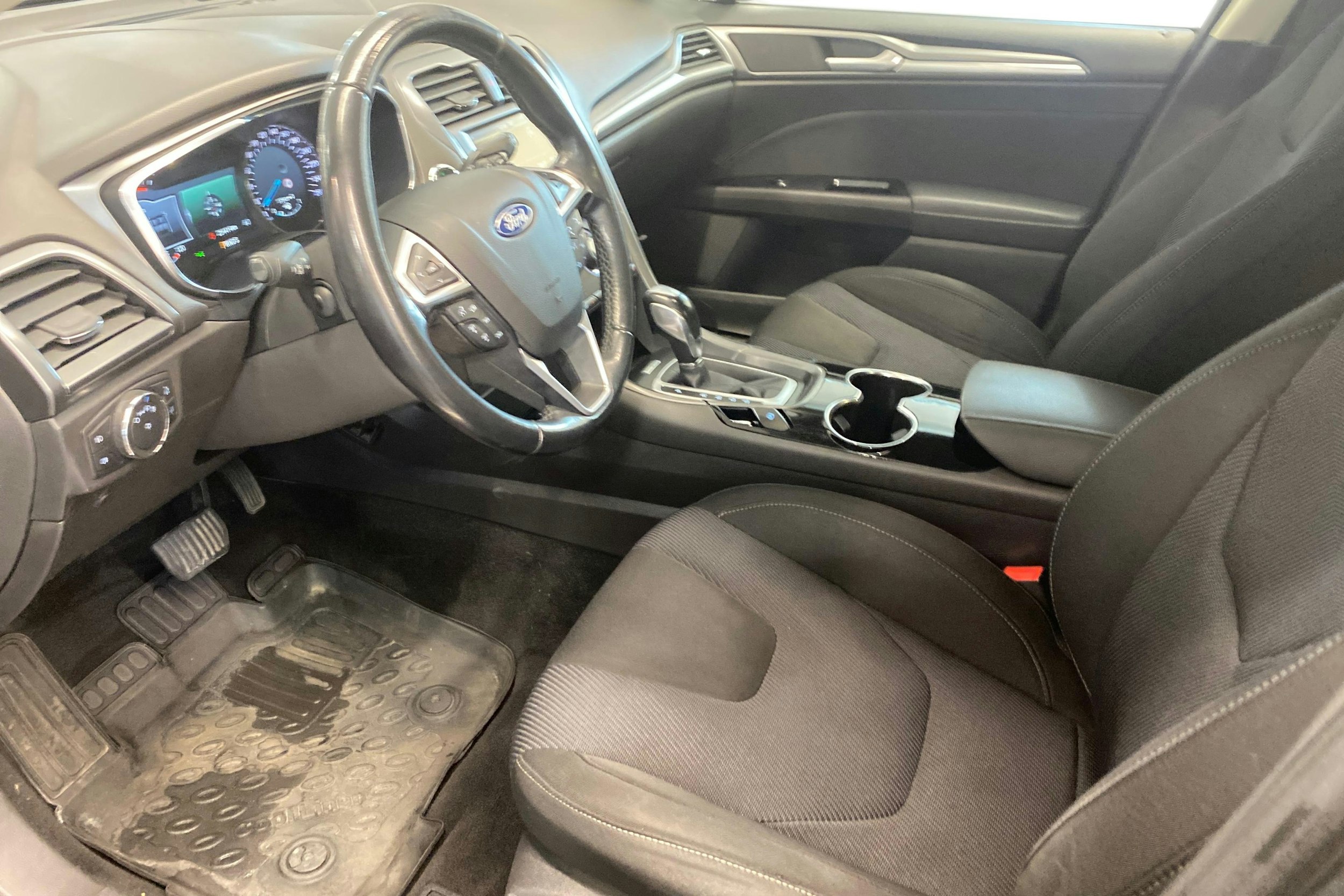 Harmaa Ford Mondeo 2015 kuva 6.