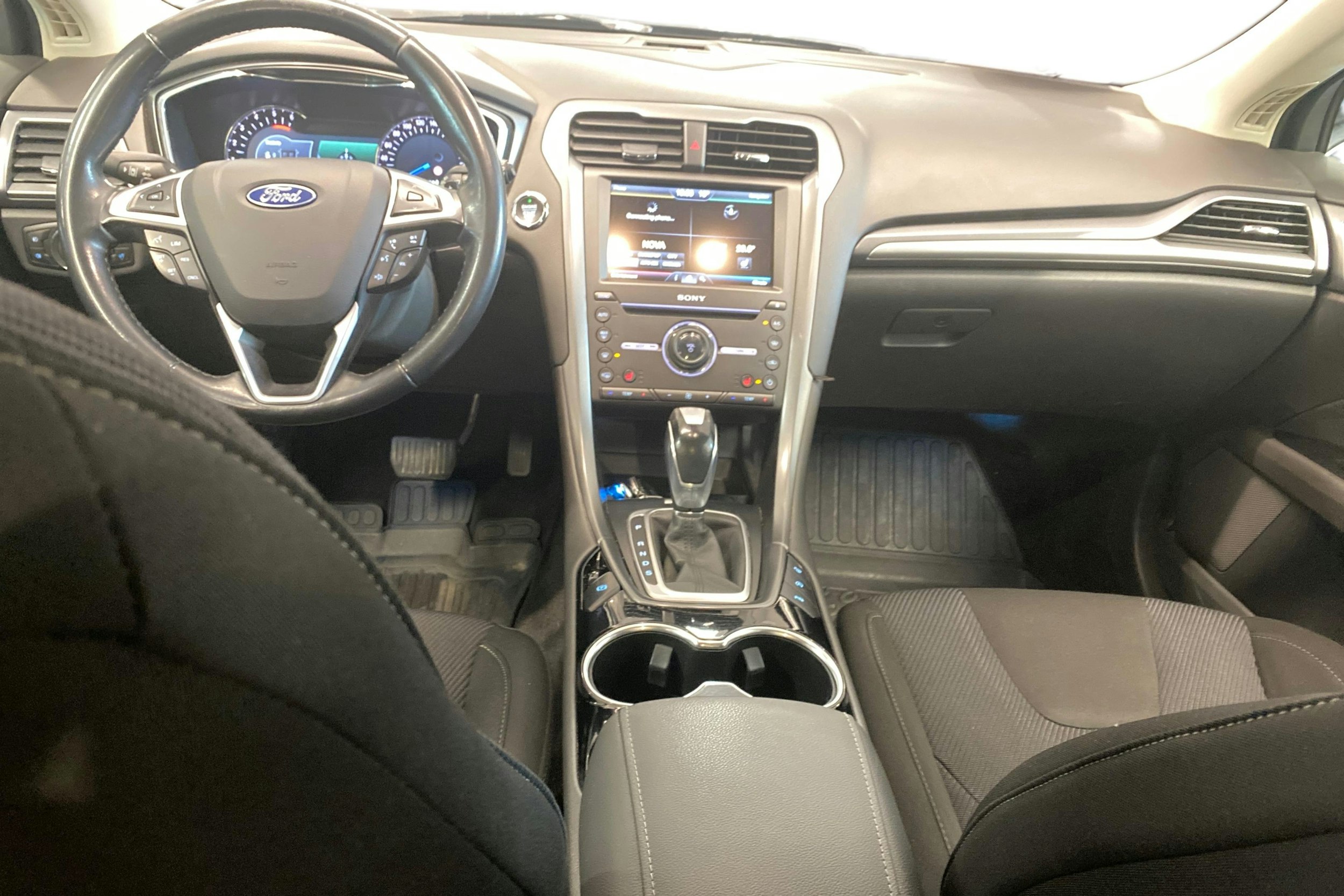 Harmaa Ford Mondeo 2015 kuva 7.