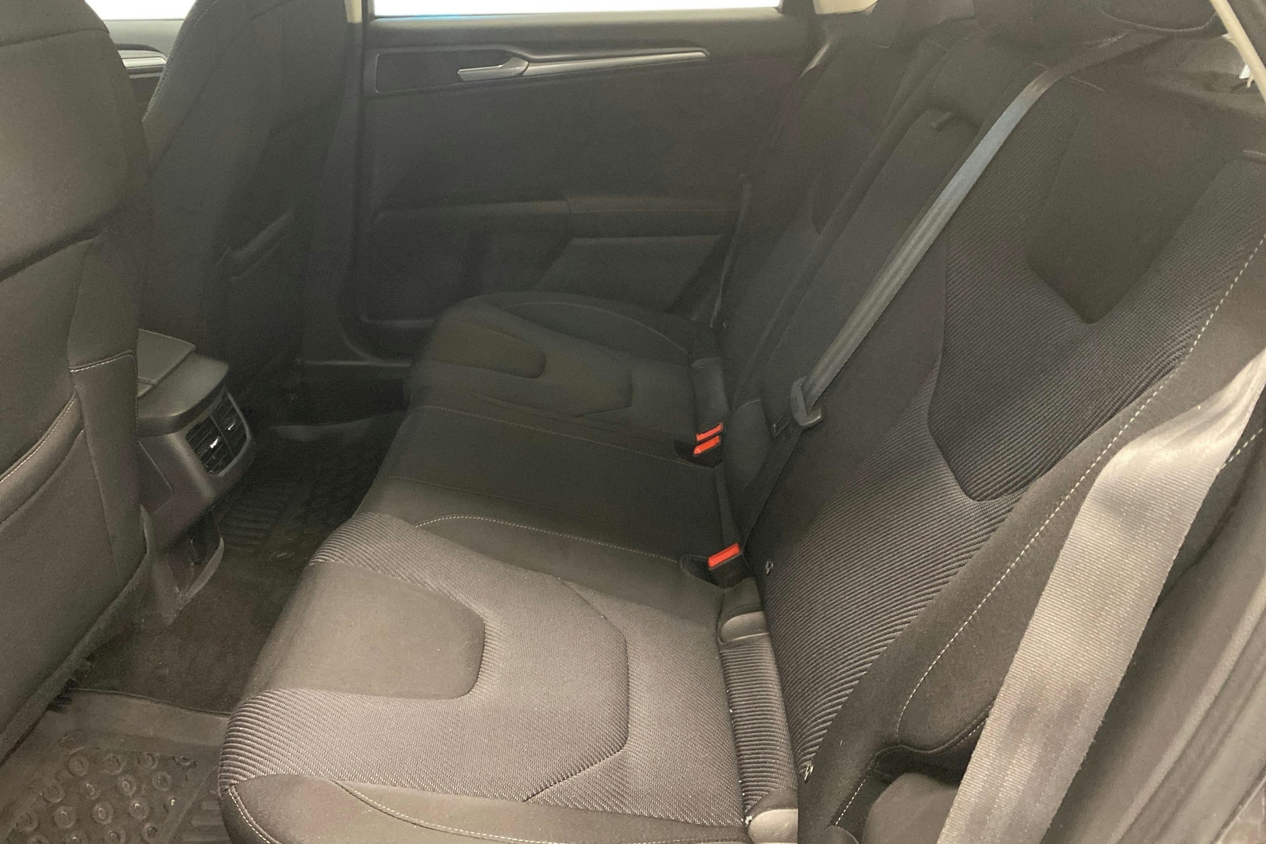 Harmaa Ford Mondeo 2015 kuva 8.