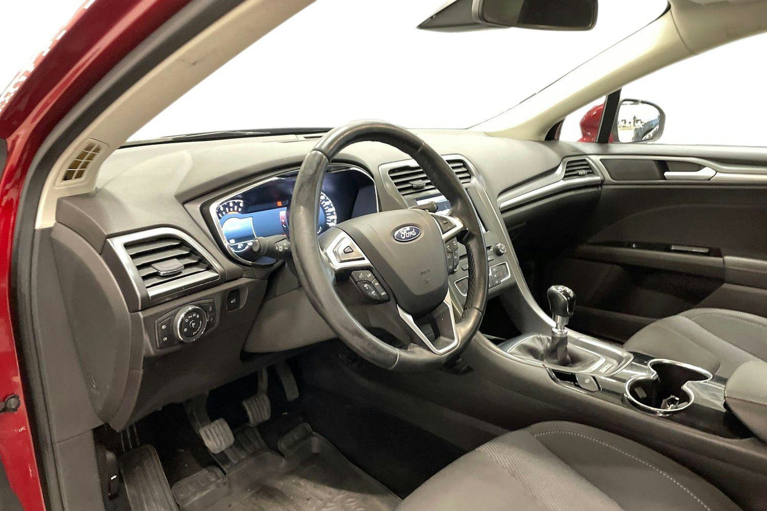 punainen Ford Mondeo 2015 kuva 7.