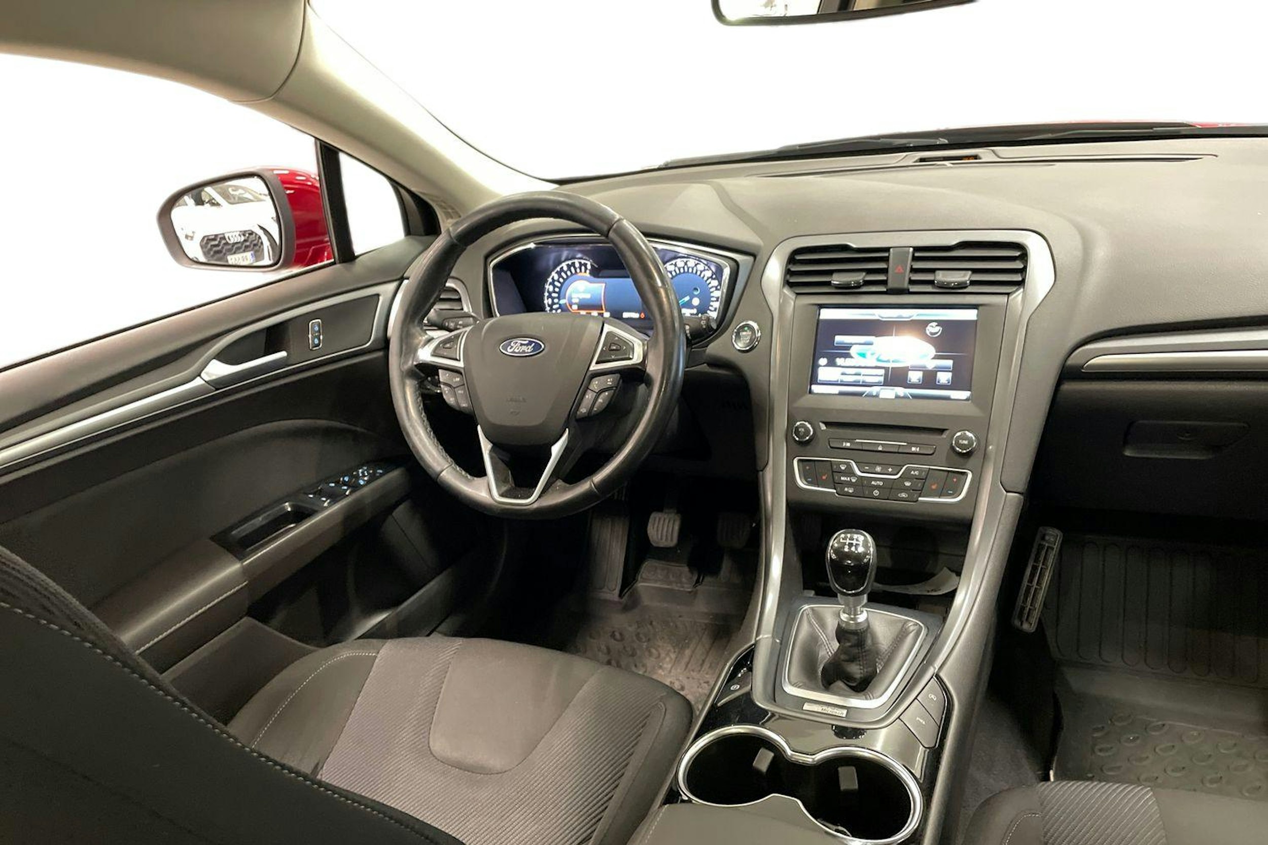 punainen Ford Mondeo 2015 kuva 9.