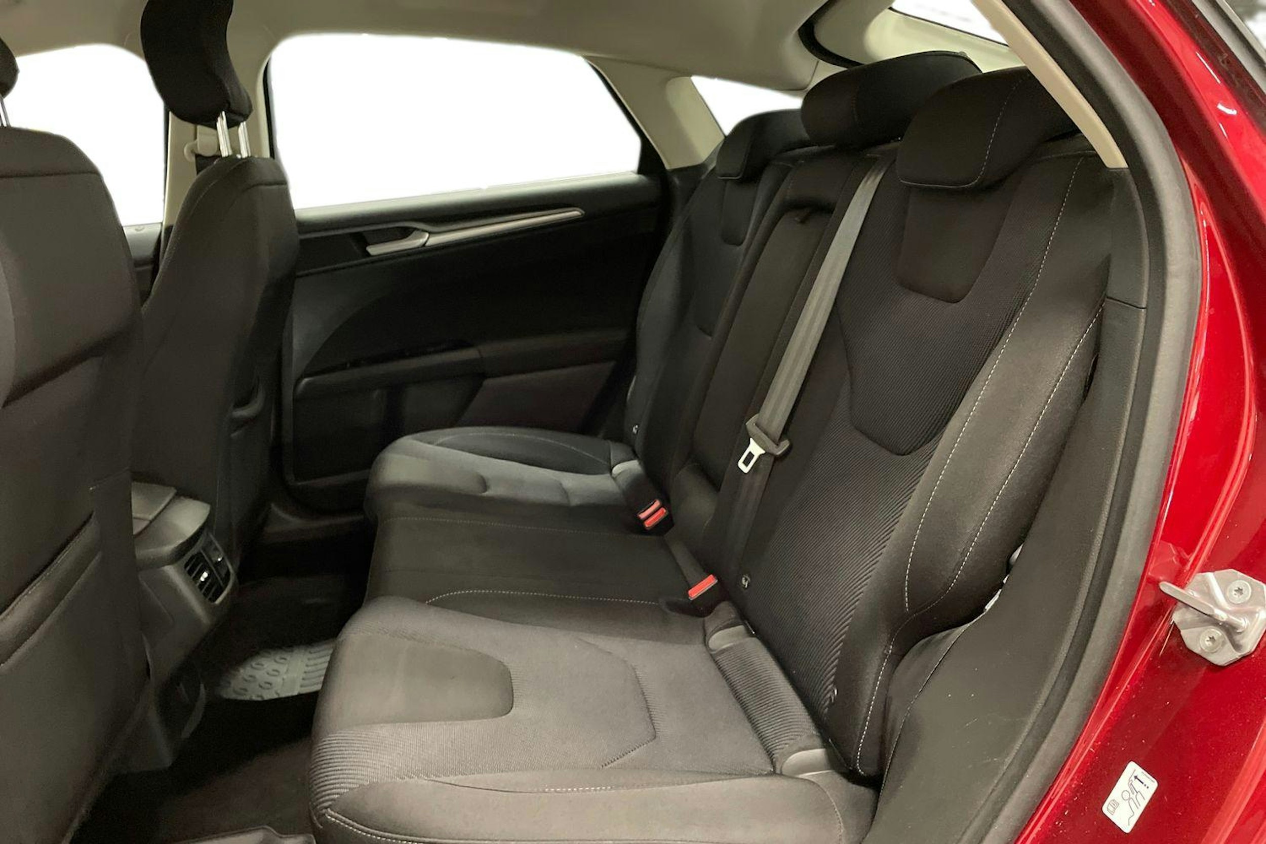 punainen Ford Mondeo 2015 kuva 10.