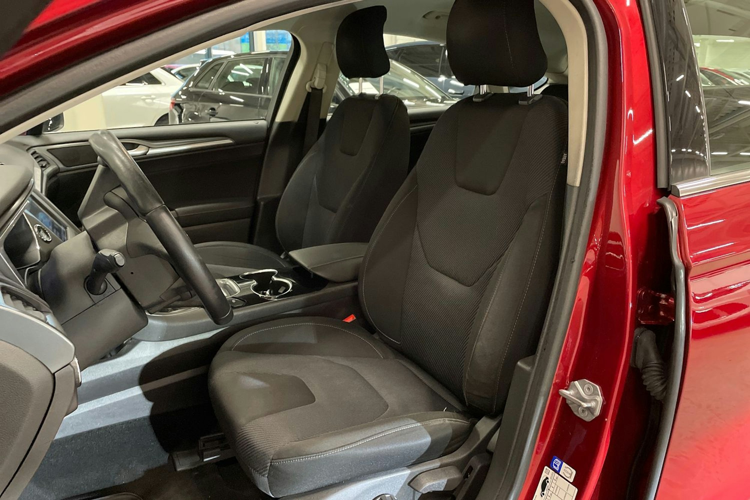 punainen Ford Mondeo 2015 kuva 14.