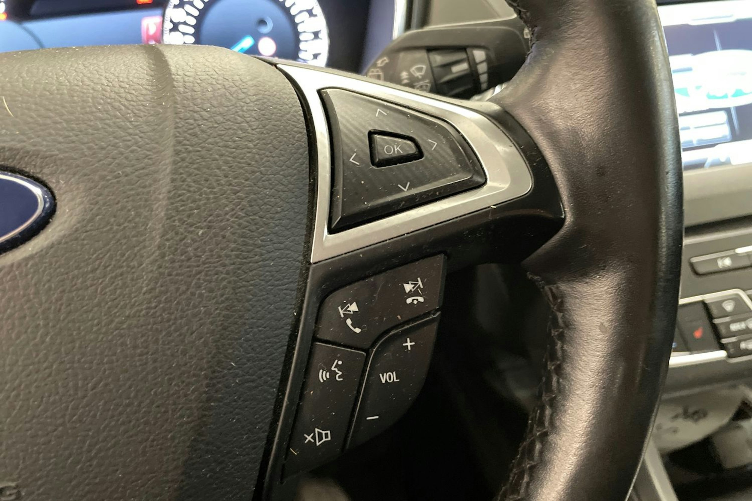 punainen Ford Mondeo 2015 kuva 16.