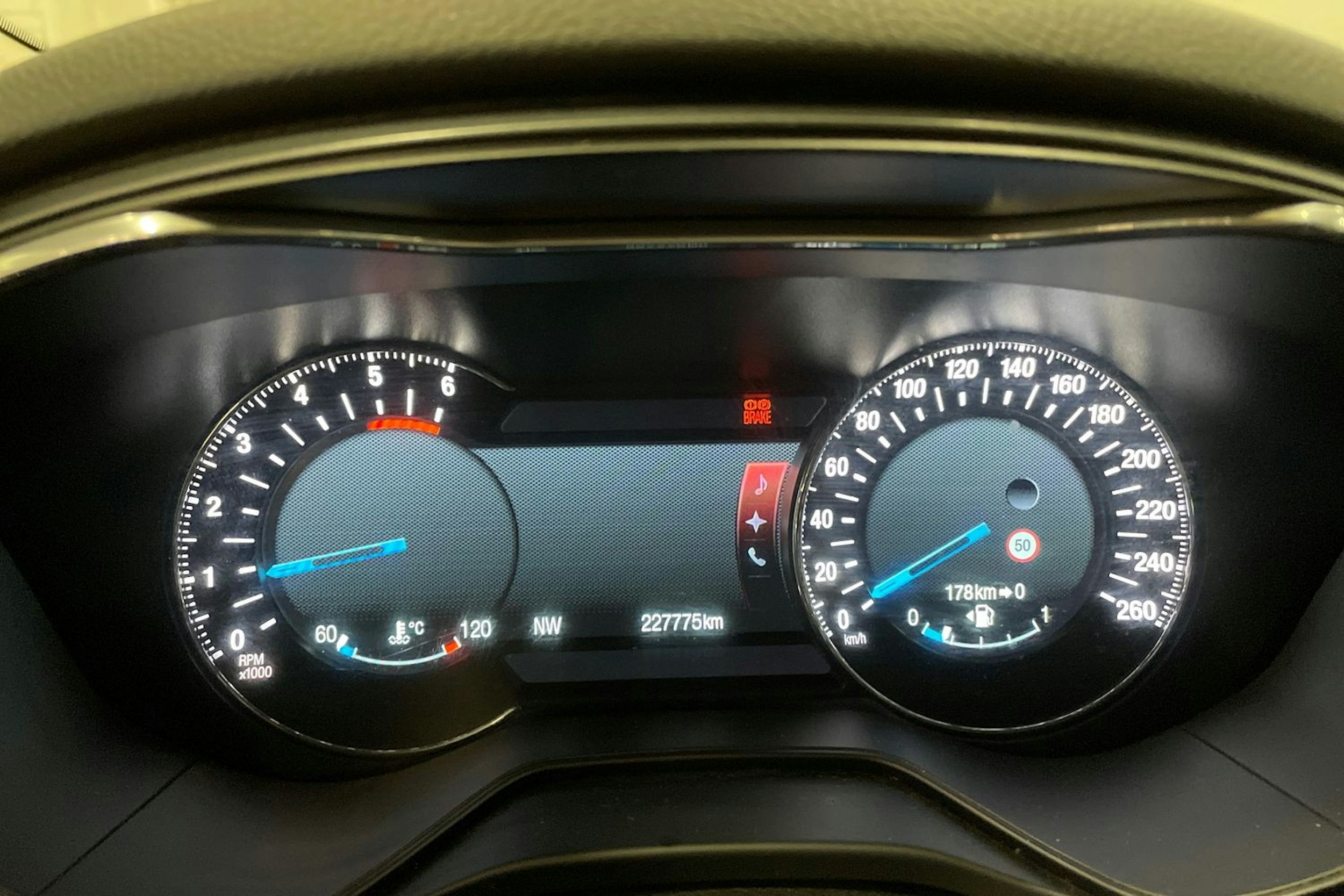 punainen Ford Mondeo 2015 kuva 18.