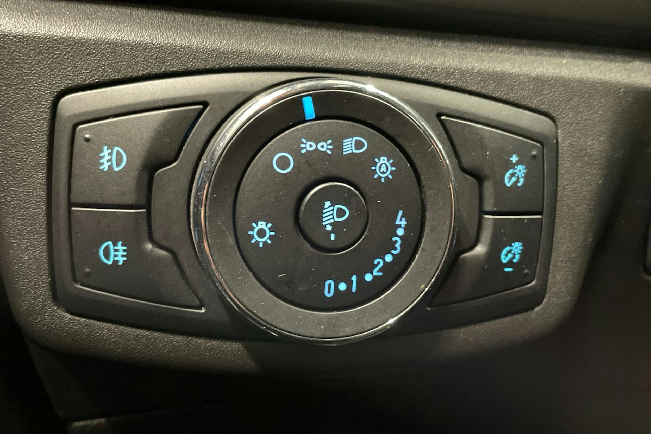 punainen Ford Mondeo 2015 kuva 19.