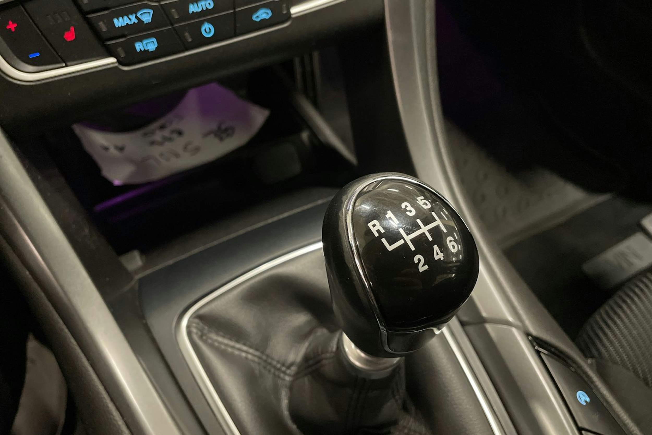 punainen Ford Mondeo 2015 kuva 27.