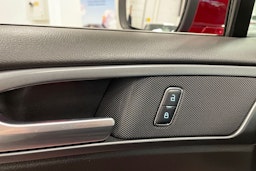 punainen Ford Mondeo 2015 kuva 32.