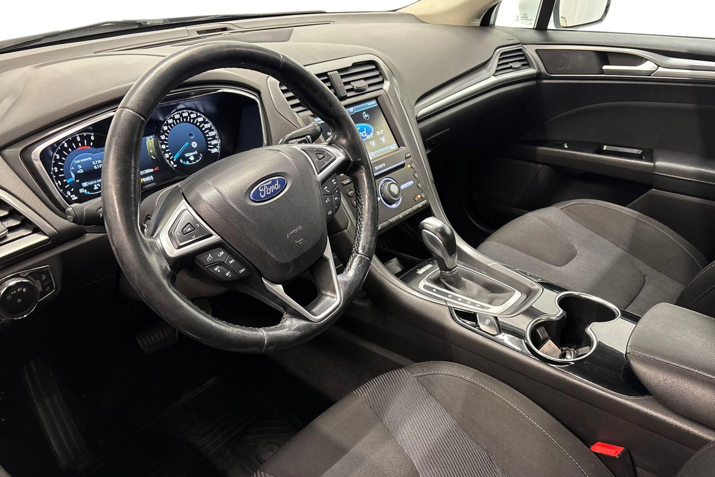 valkoinen Ford Mondeo 2016 kuva 6.