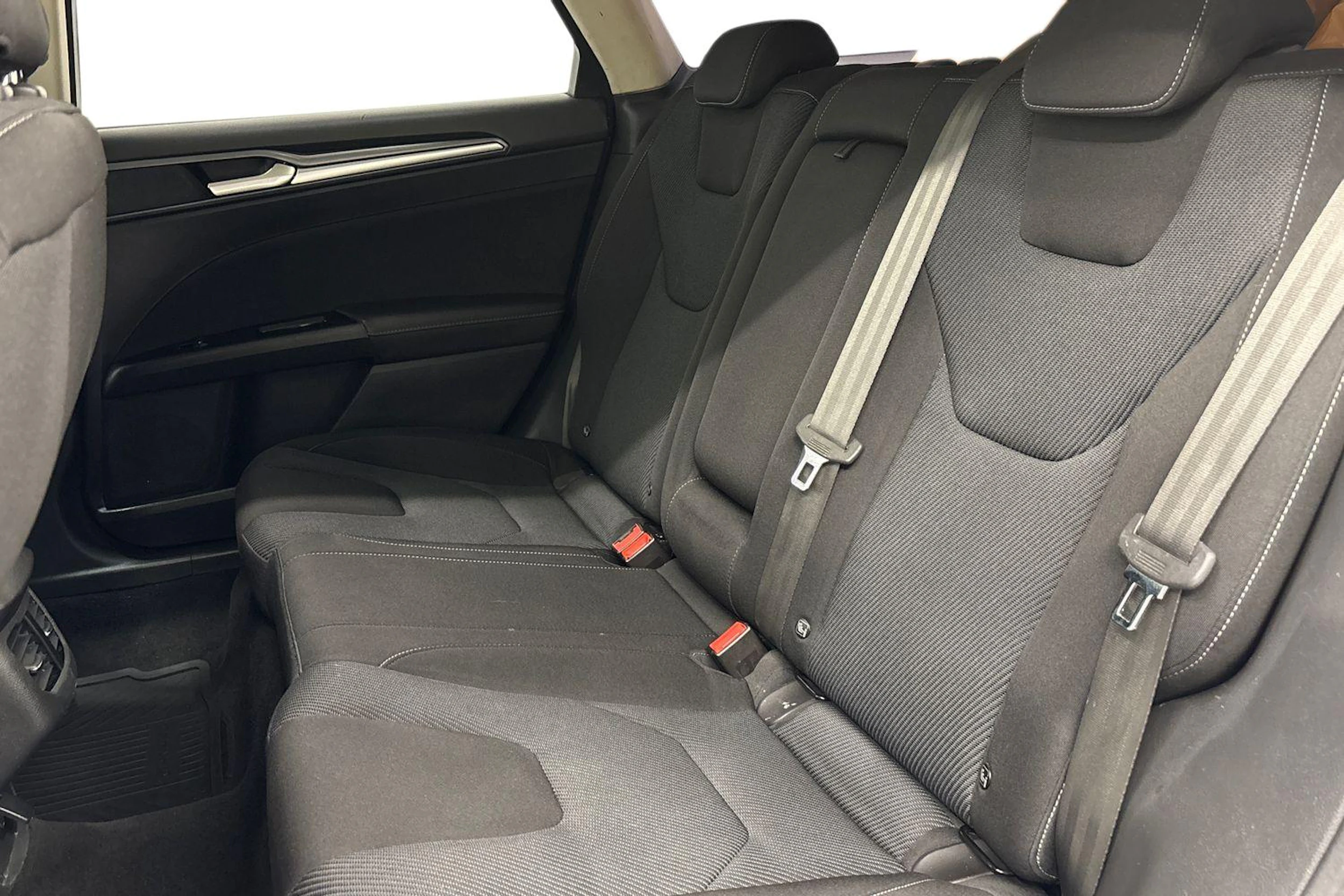 valkoinen Ford Mondeo 2016 kuva 8.