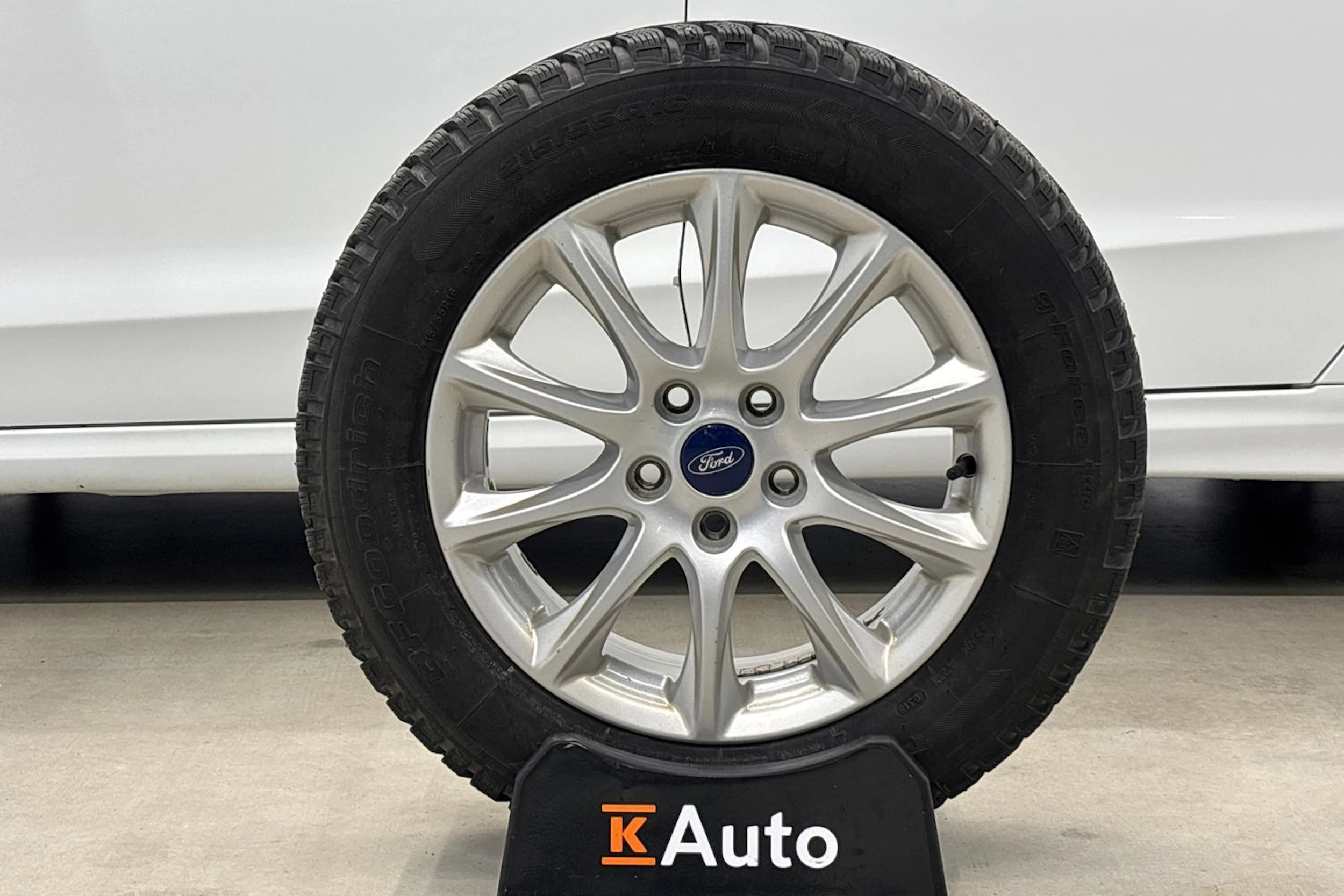 valkoinen Ford Mondeo 2016 kuva 10.