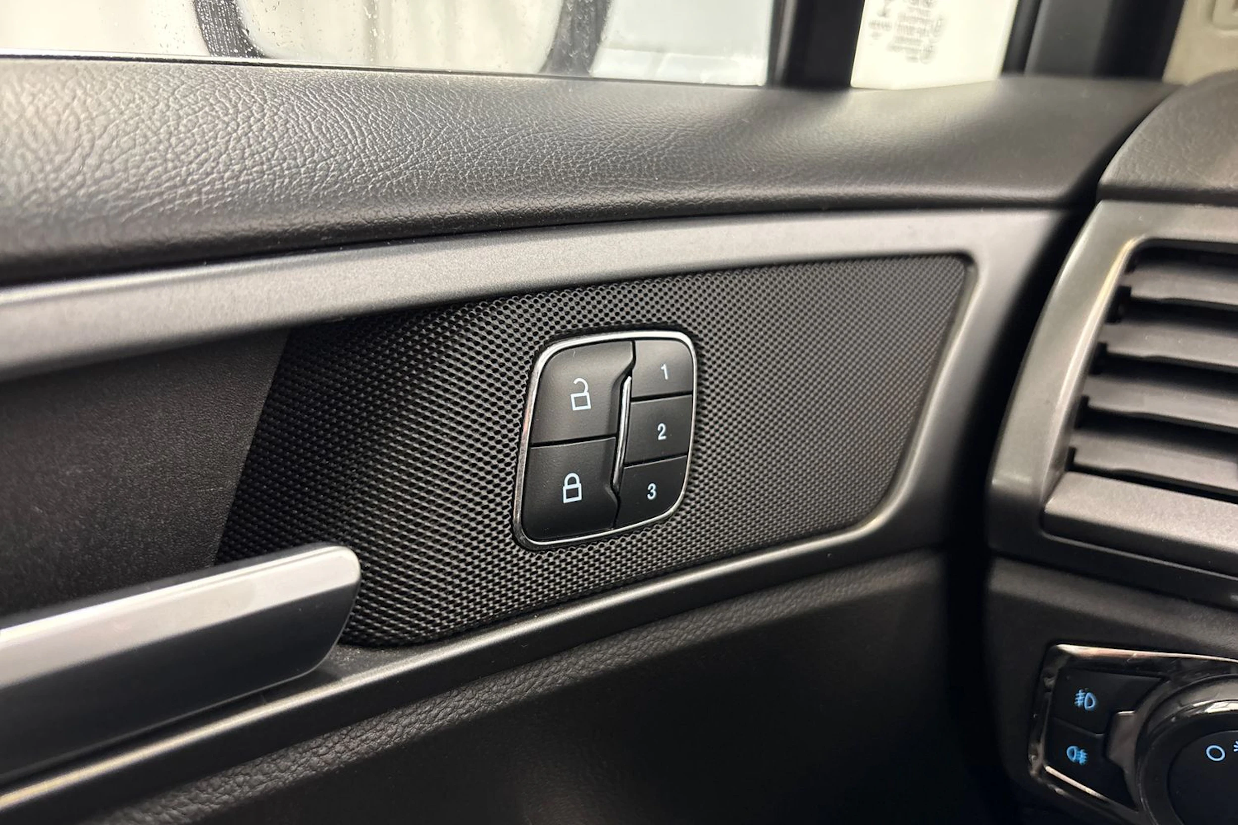 valkoinen Ford Mondeo 2016 kuva 21.