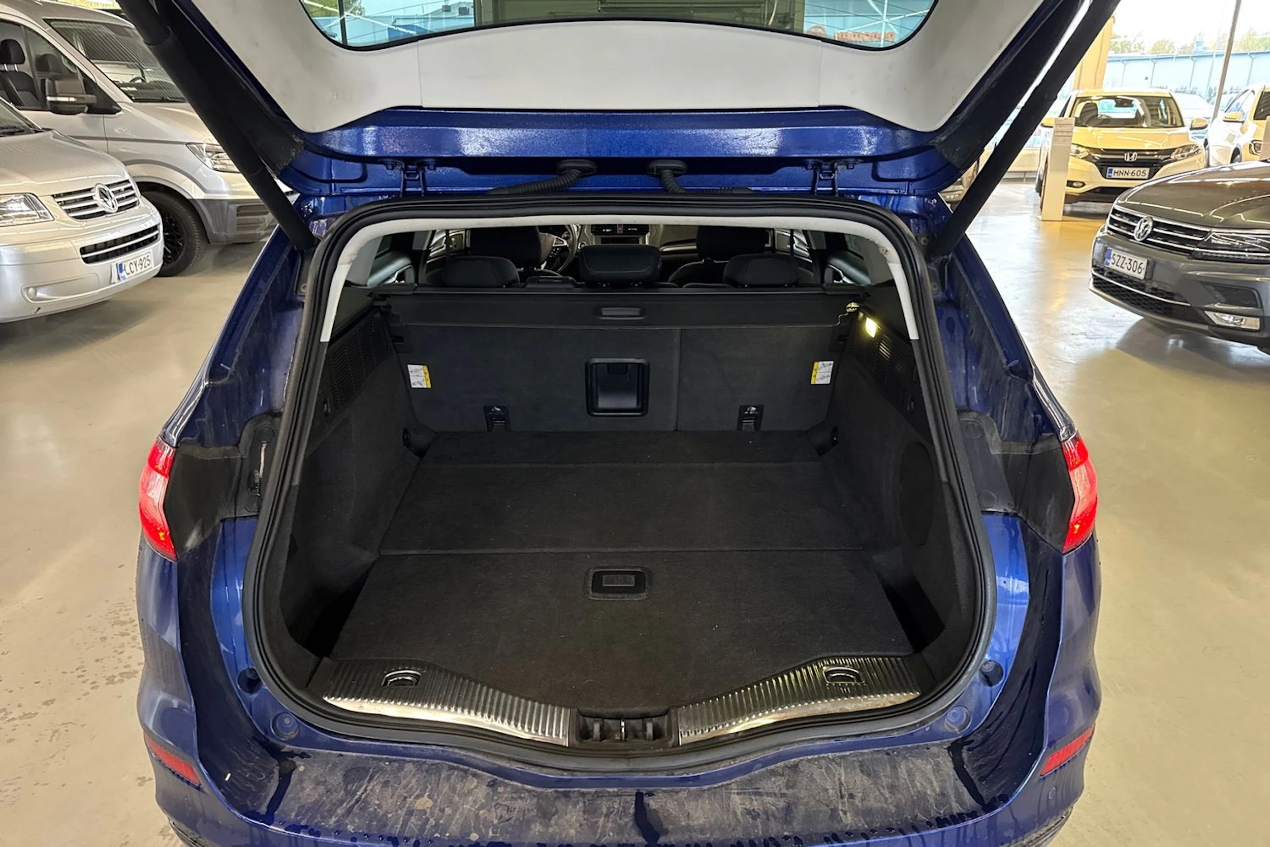 sininen Ford Mondeo 2016 kuva 5.