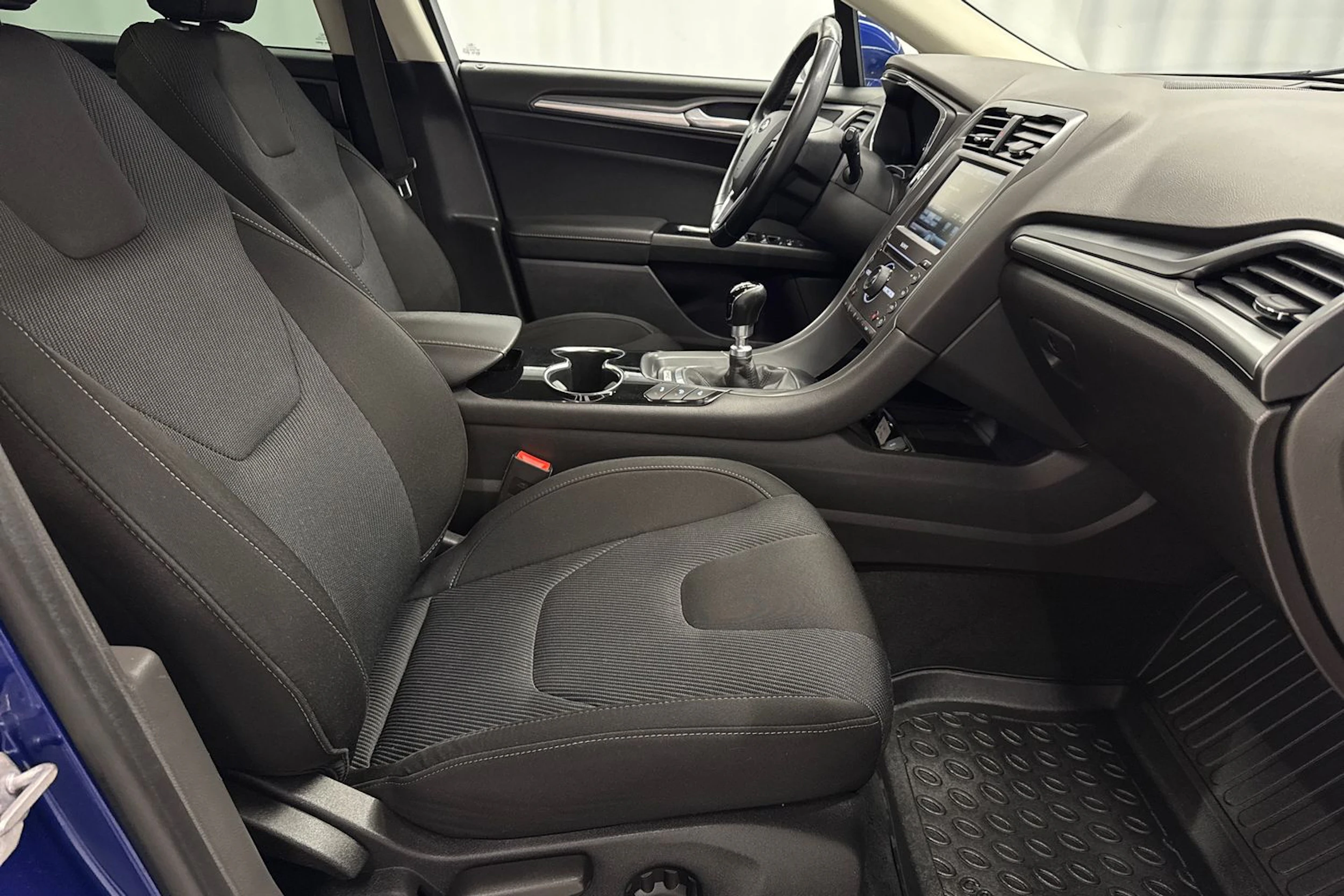 sininen Ford Mondeo 2016 kuva 13.