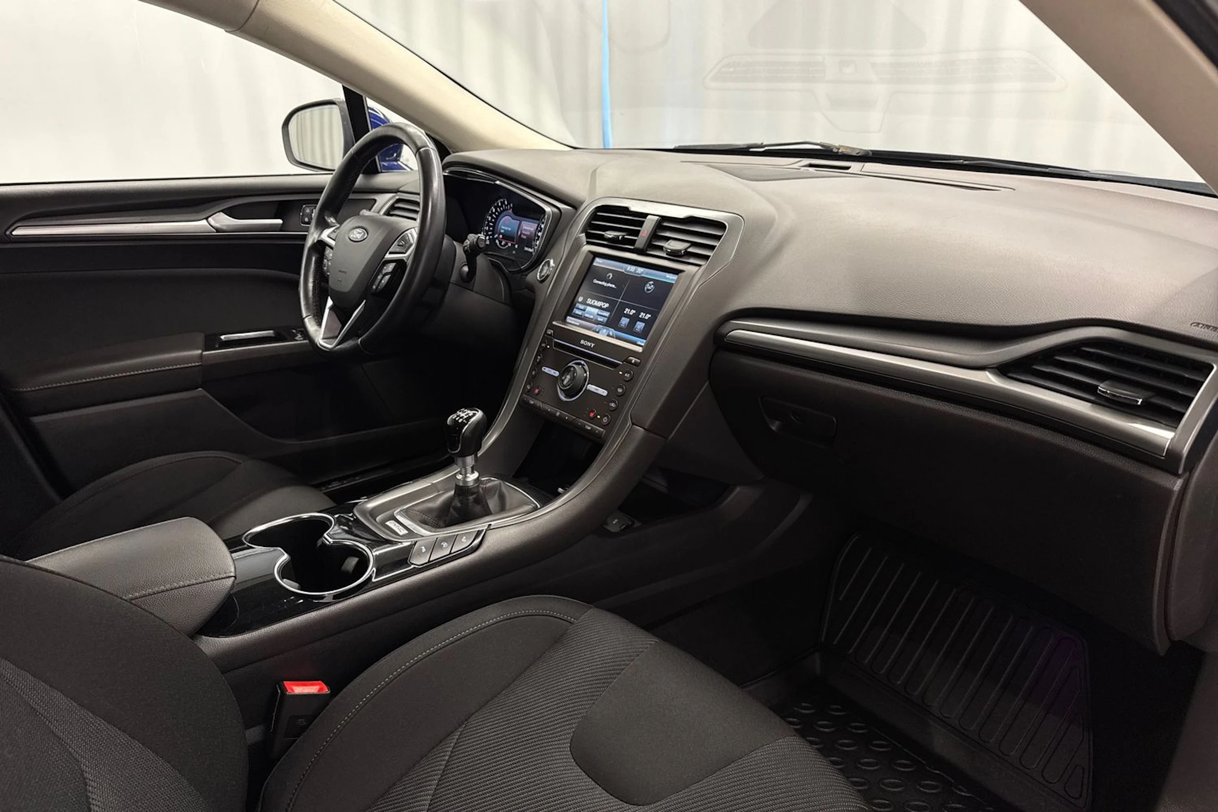 sininen Ford Mondeo 2016 kuva 14.