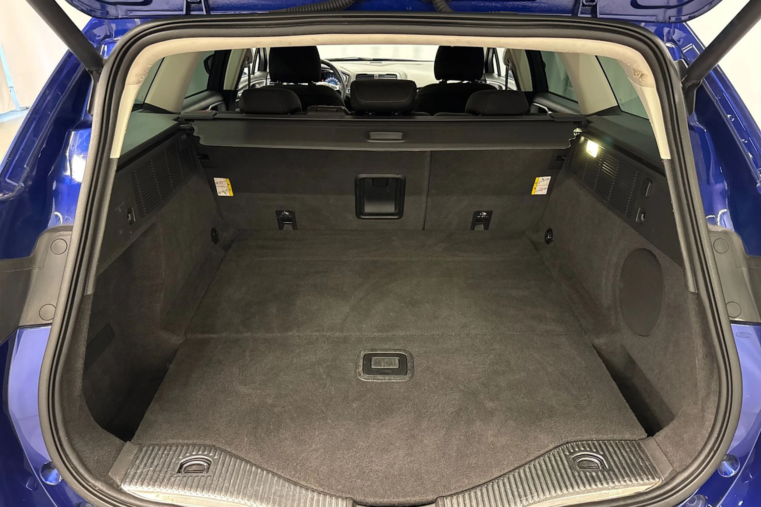 sininen Ford Mondeo 2016 kuva 16.