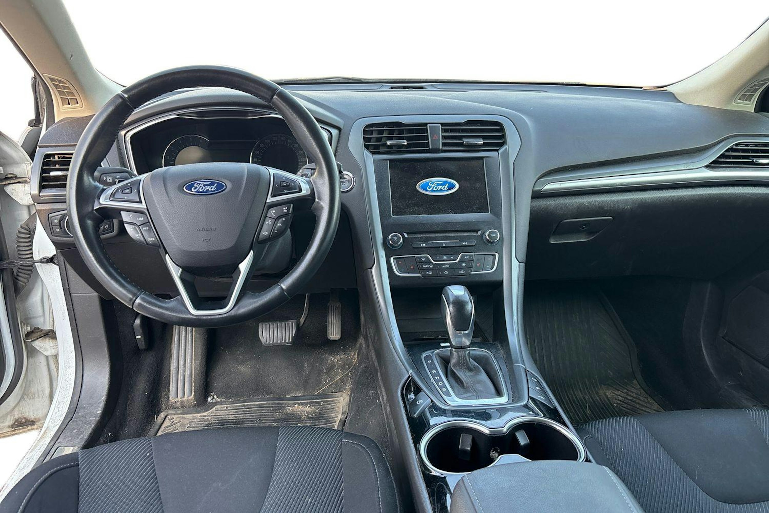 Valkoinen Ford MONDEO 2016 kuva 9.