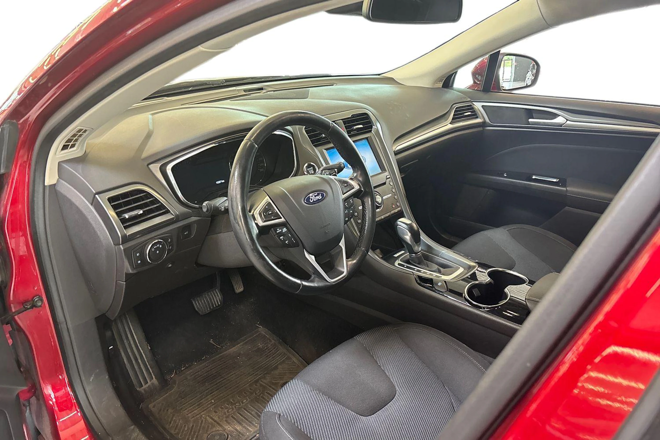 punainen Ford Mondeo 2016 kuva 3.