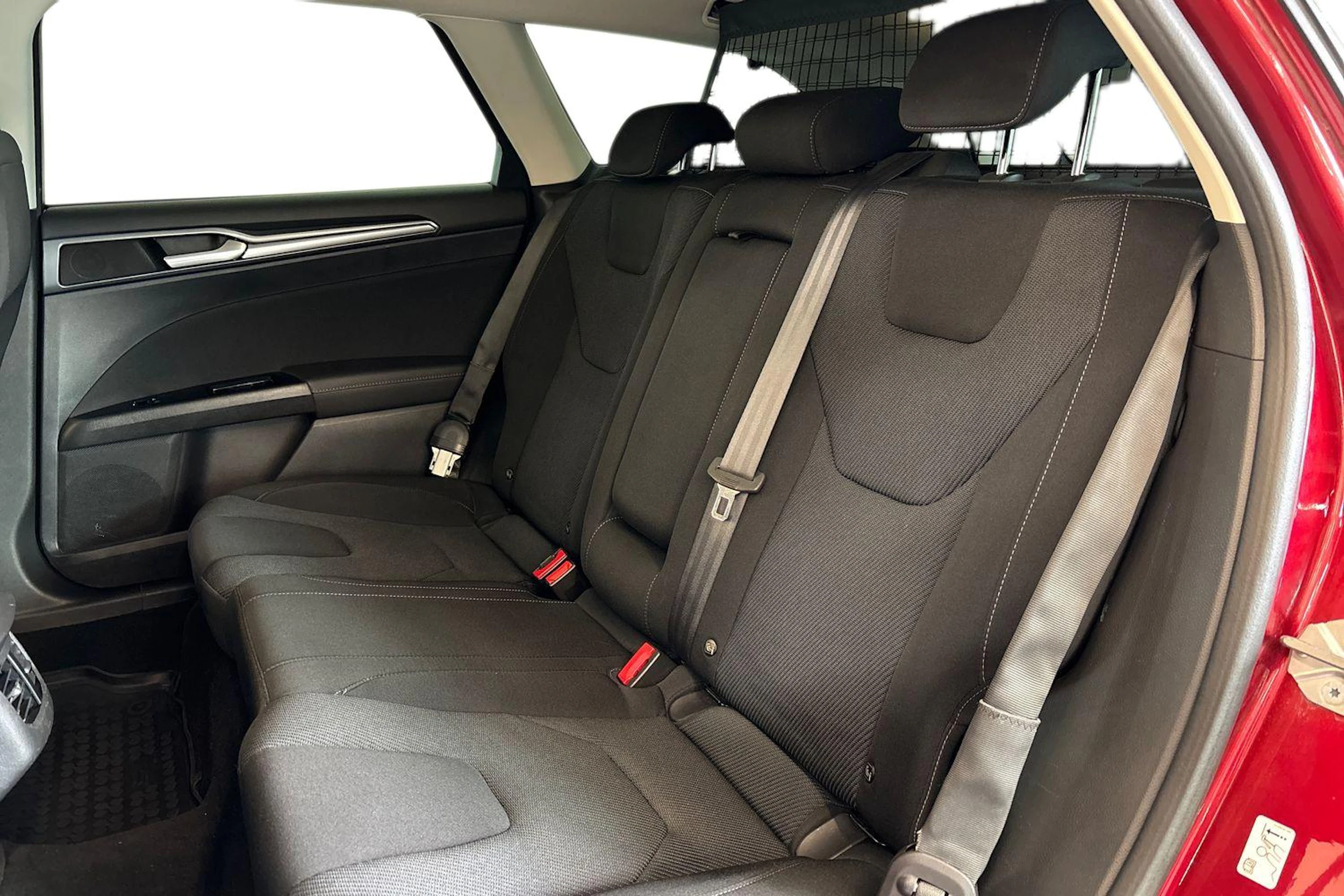 punainen Ford Mondeo 2016 kuva 8.