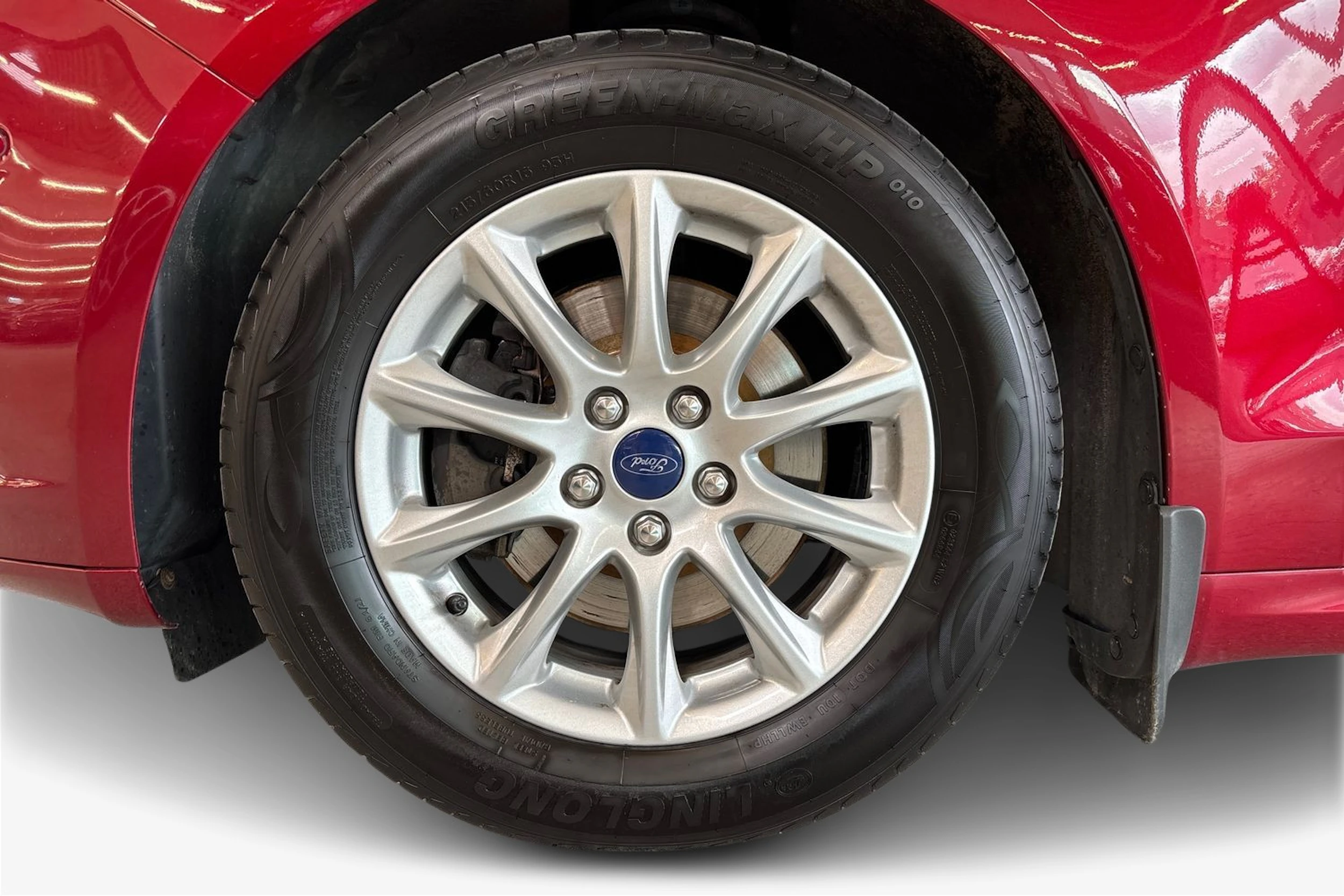 punainen Ford Mondeo 2016 kuva 9.