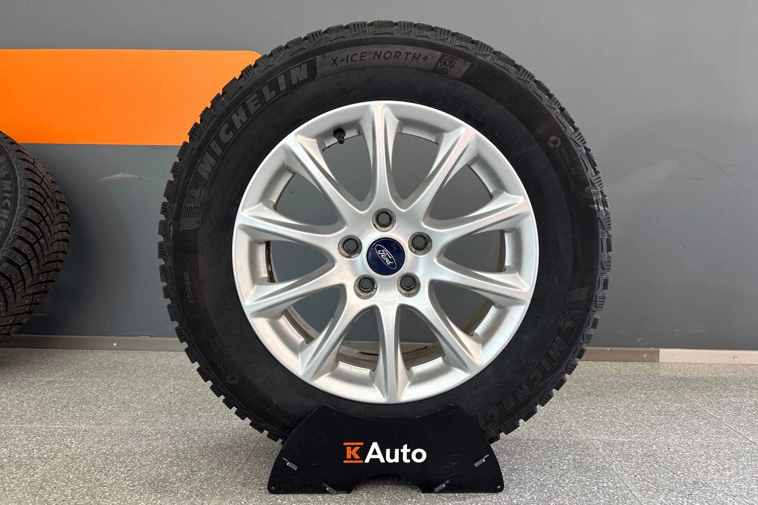 punainen Ford Mondeo 2016 kuva 11.
