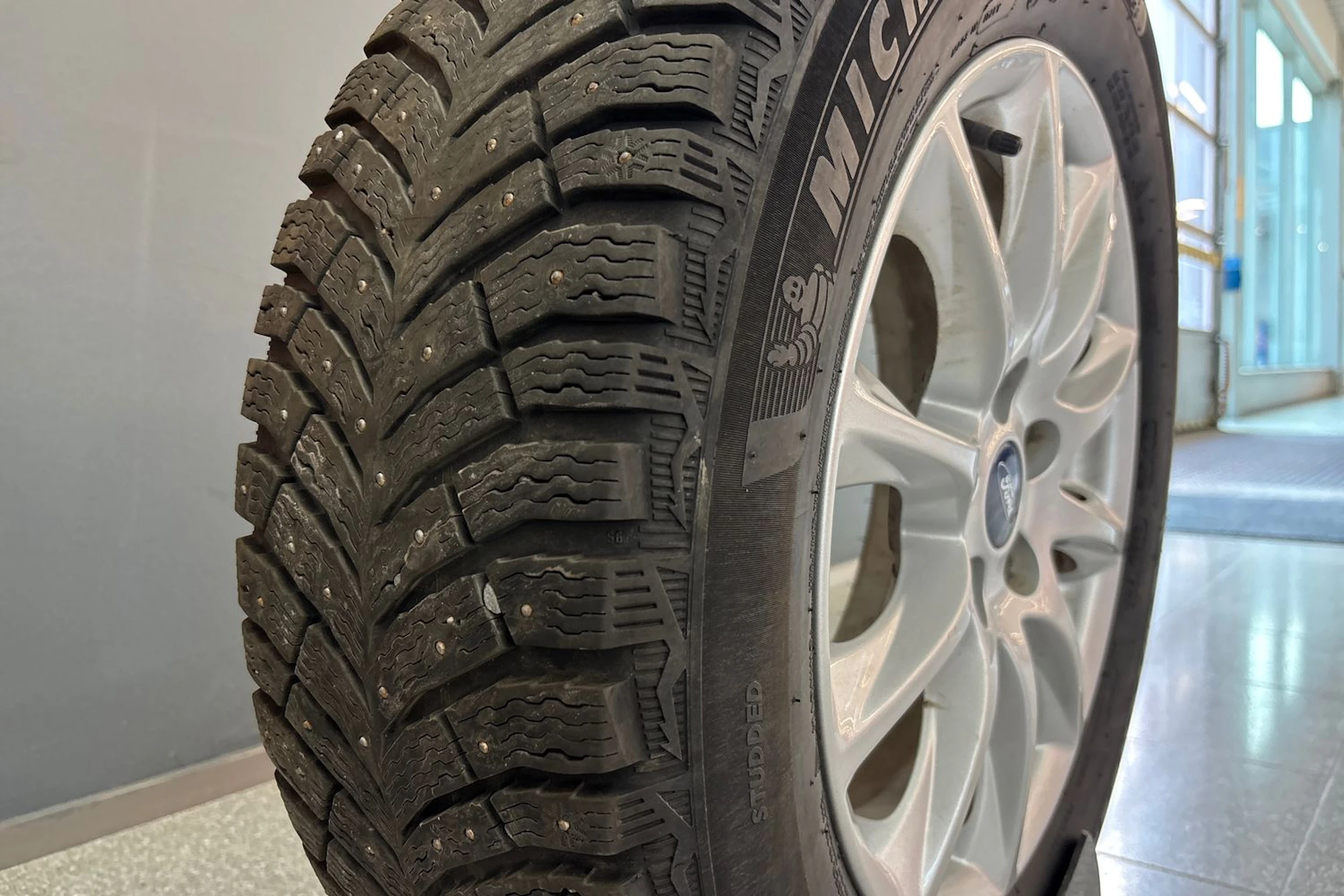 punainen Ford Mondeo 2016 kuva 12.