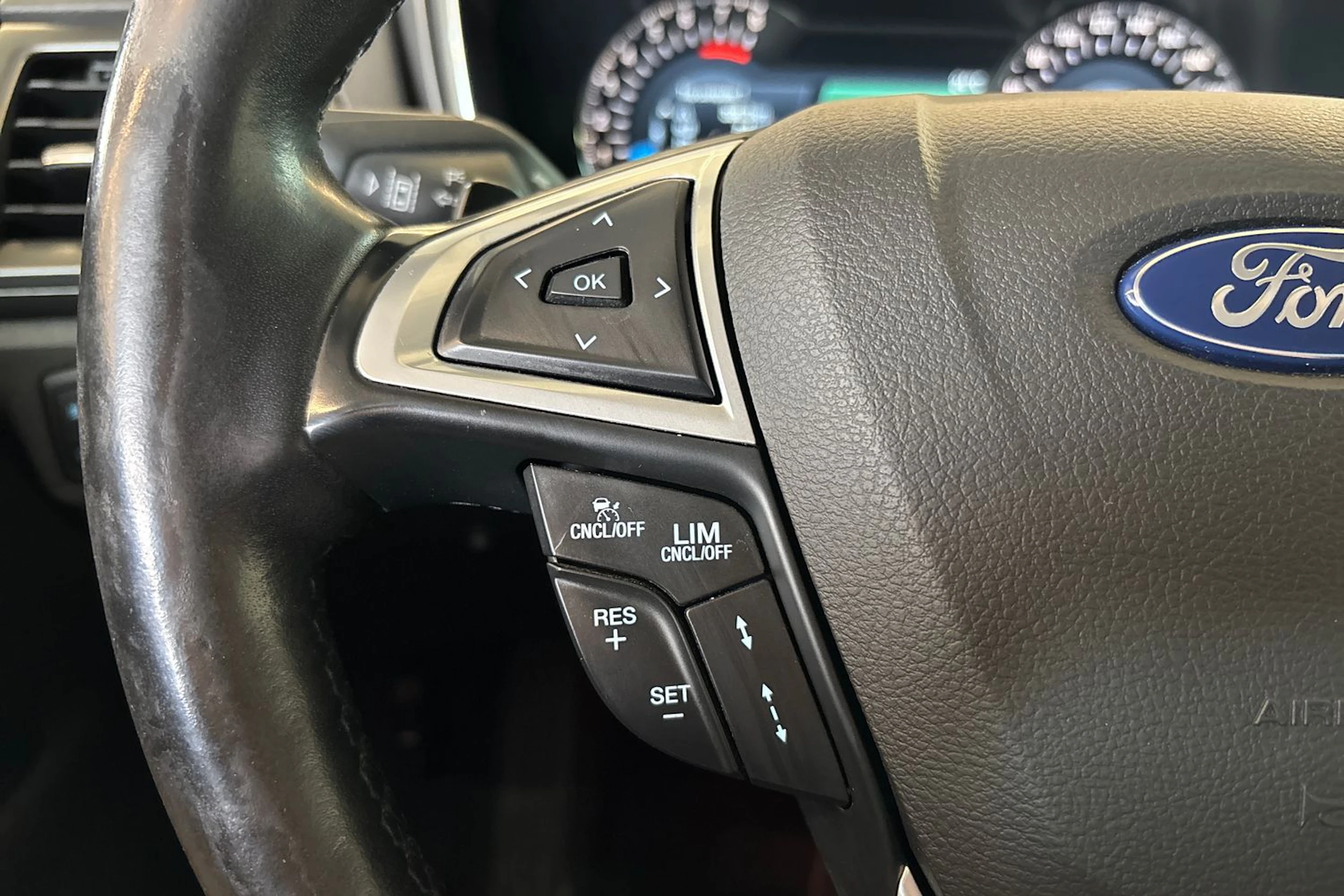 punainen Ford Mondeo 2016 kuva 14.