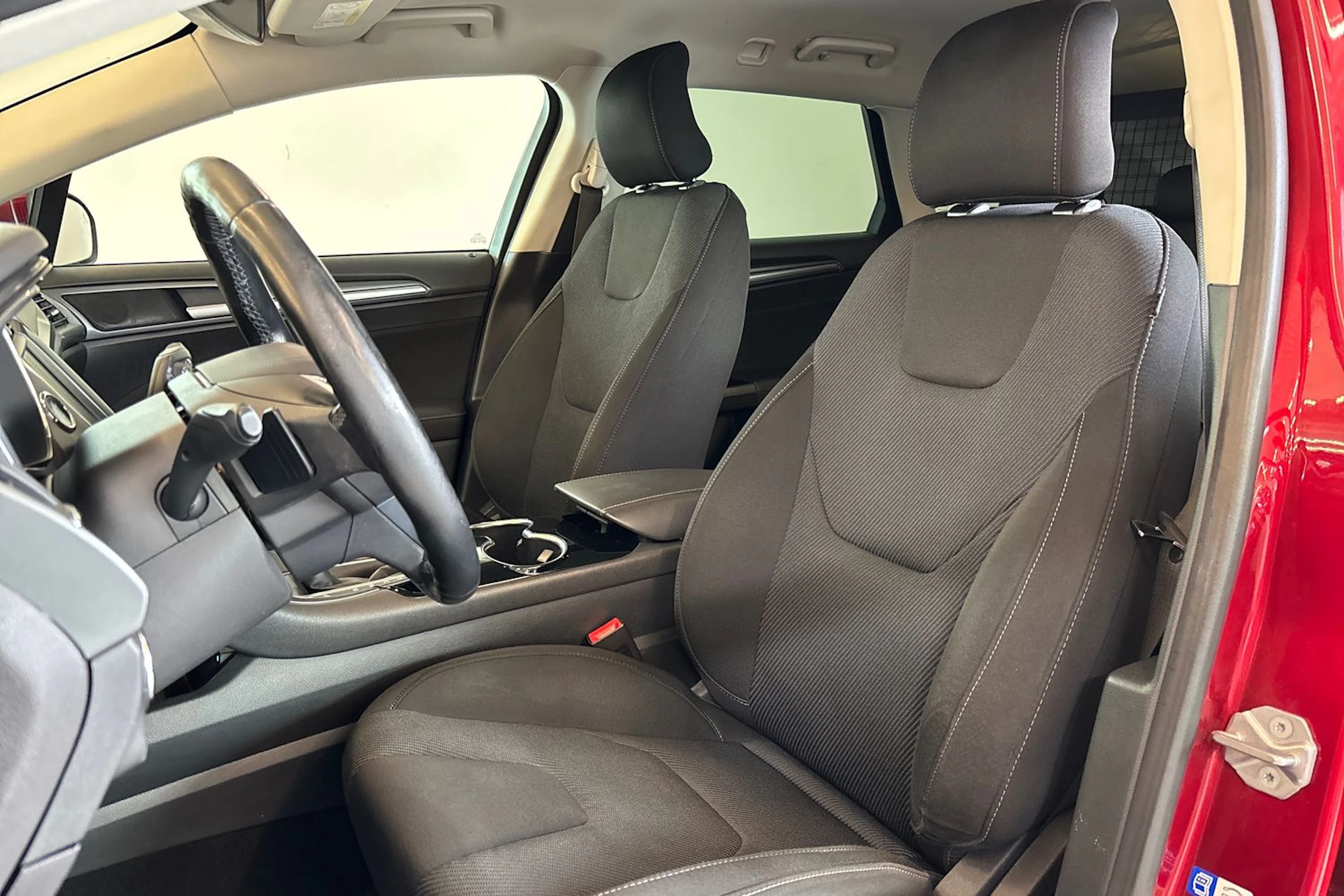punainen Ford Mondeo 2016 kuva 20.
