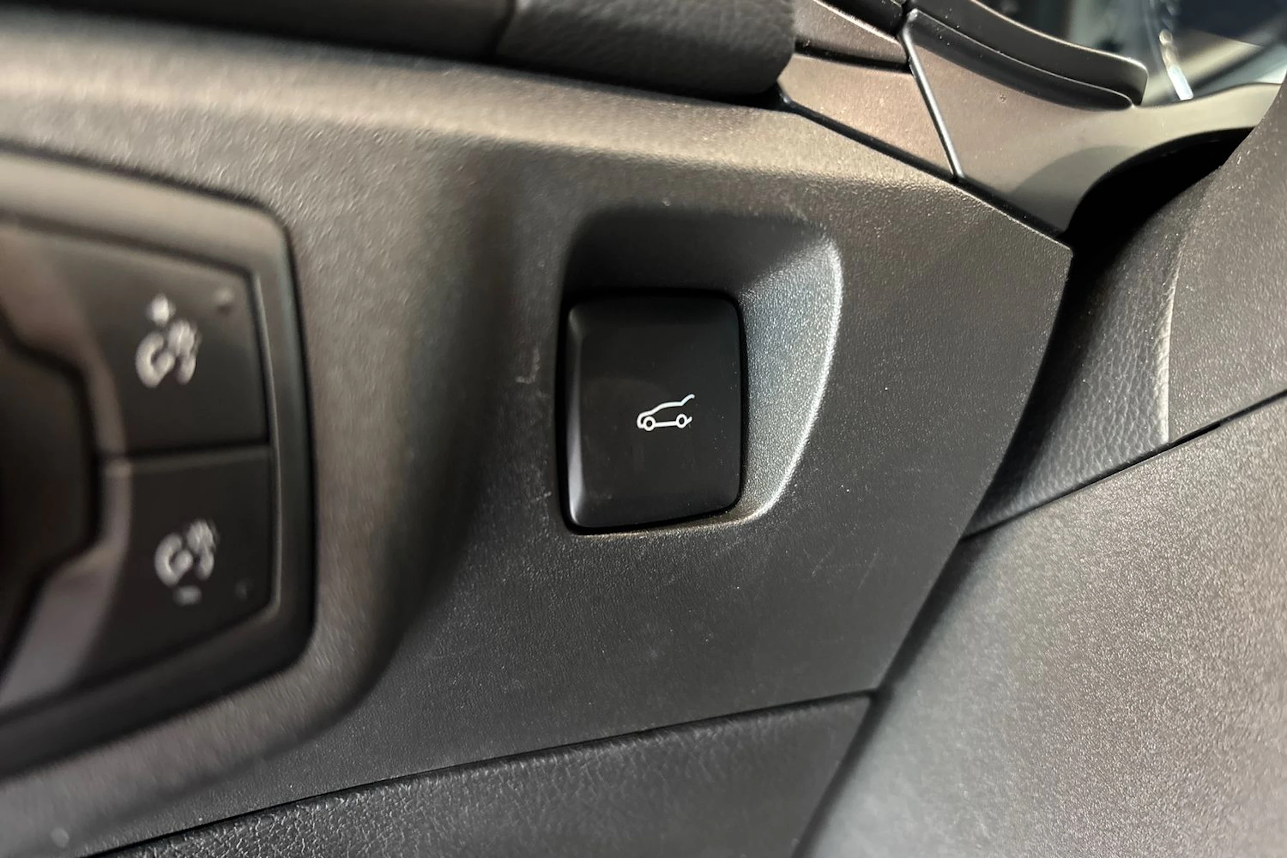 punainen Ford Mondeo 2016 kuva 21.