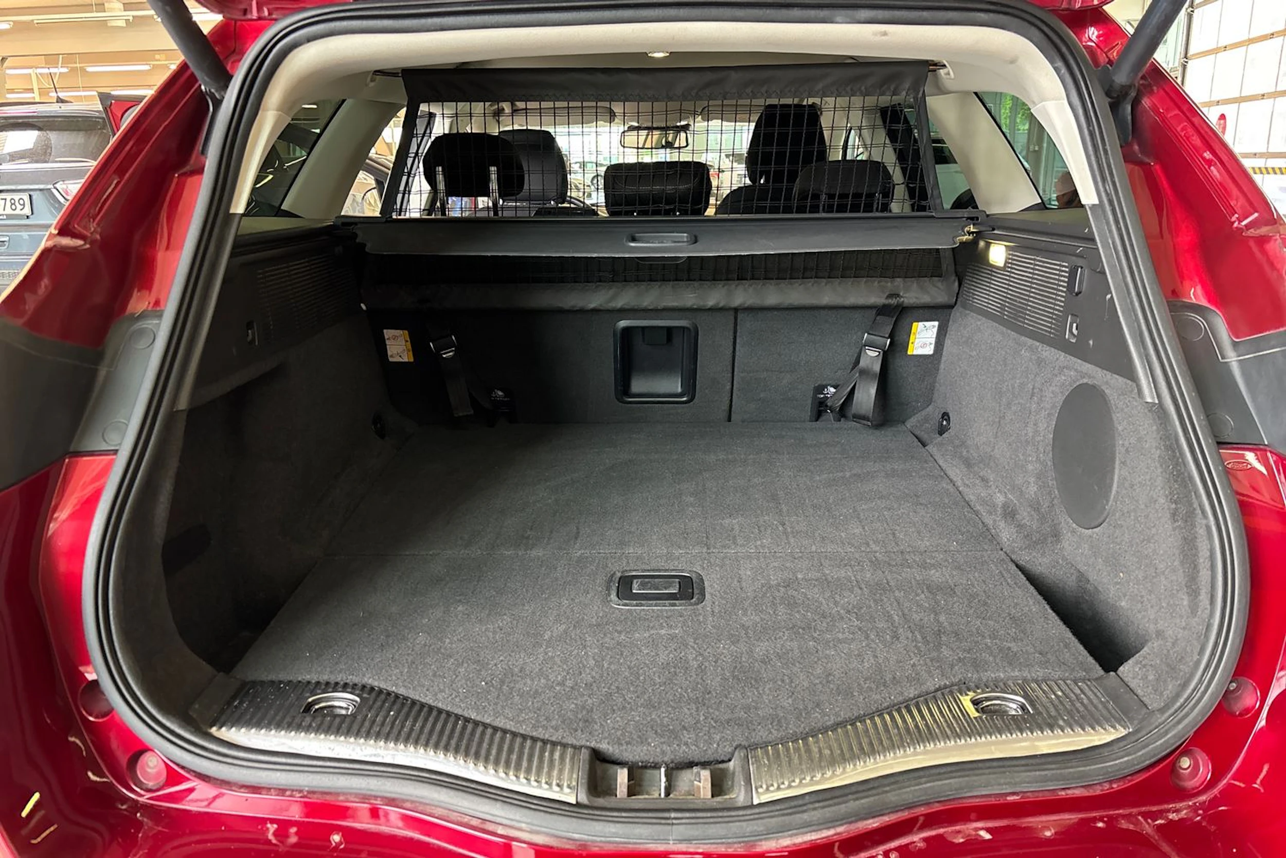 punainen Ford Mondeo 2016 kuva 22.