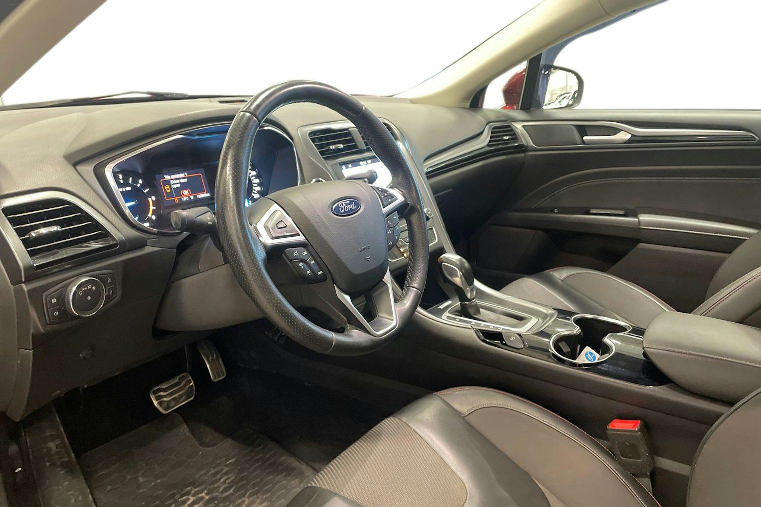 punainen Ford Mondeo 2016 kuva 6.