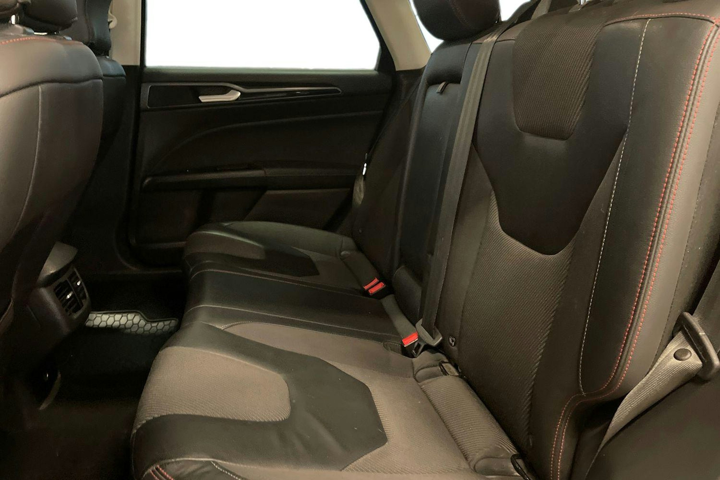 punainen Ford Mondeo 2016 kuva 8.